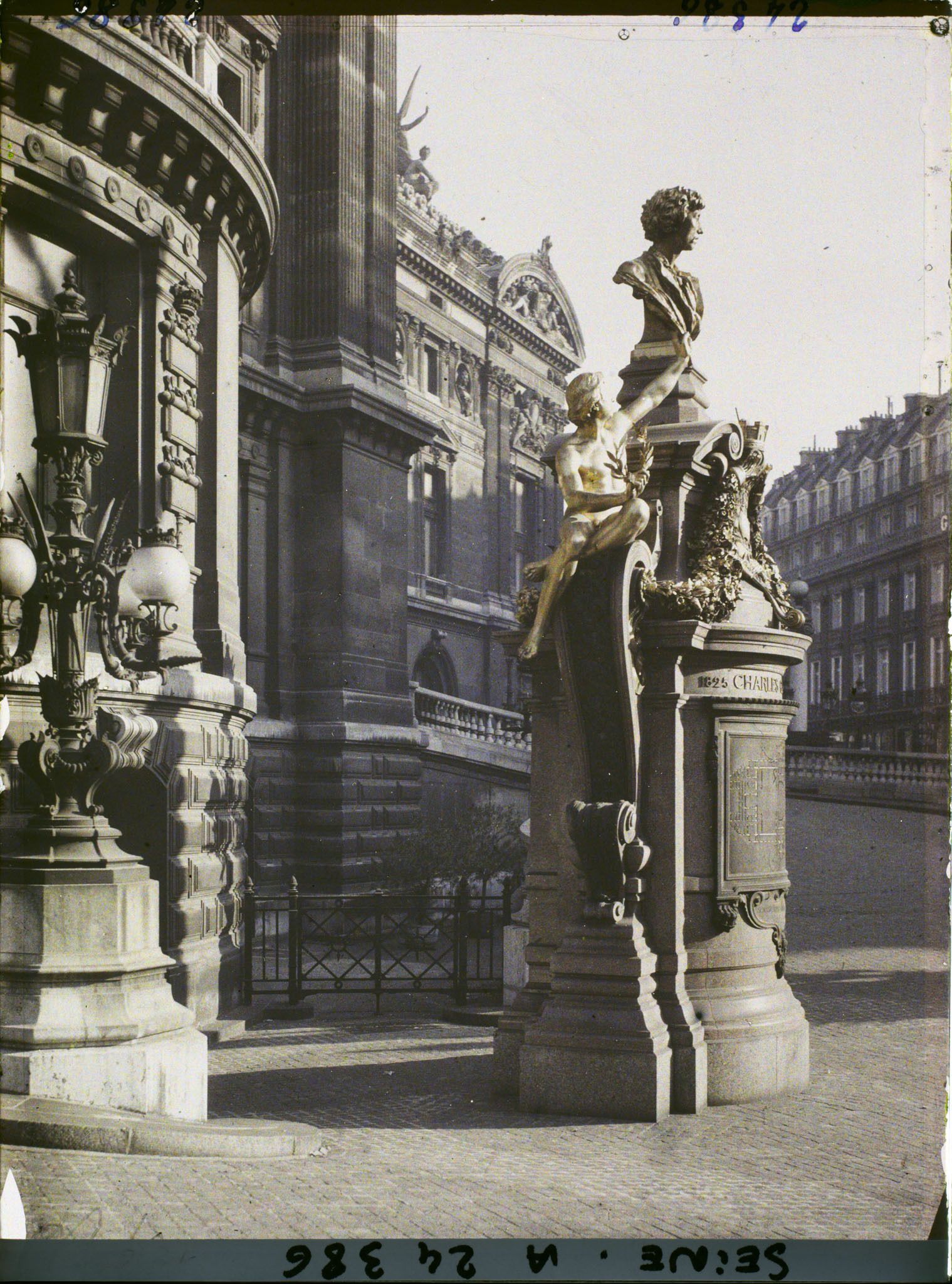 Image représentant Le monument à la mémoire de Charles Garnier, en contrebas de la rampe devant l'Opéra place Charles-Garnier