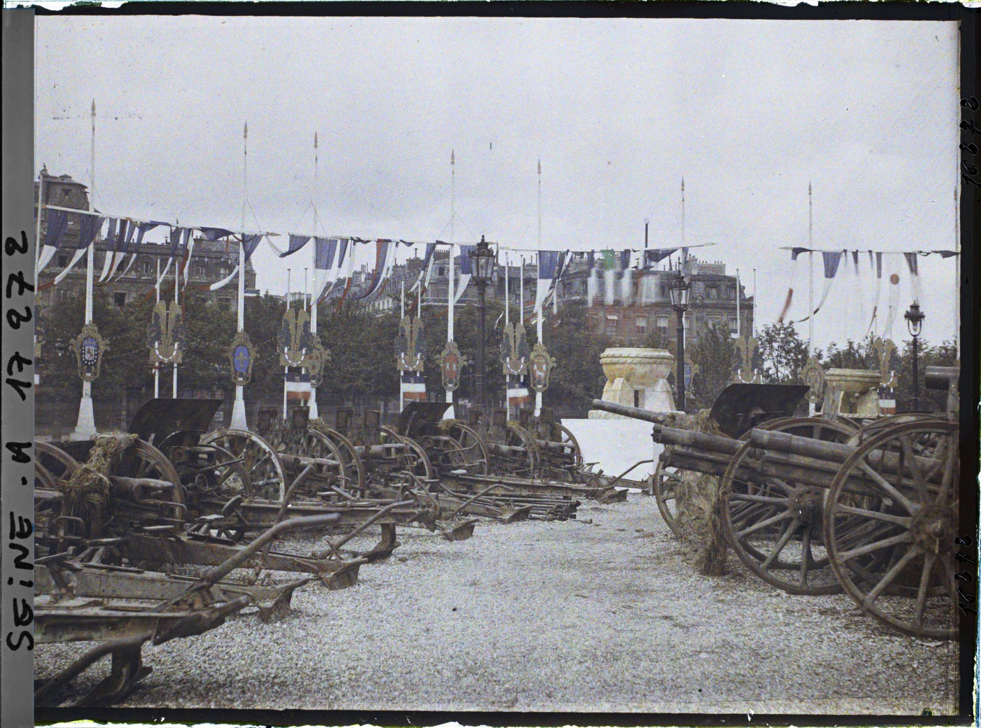 Image représentant La place de l'Etoile décorée pour les fêtes de la Victoire des 13 et 14 juillet