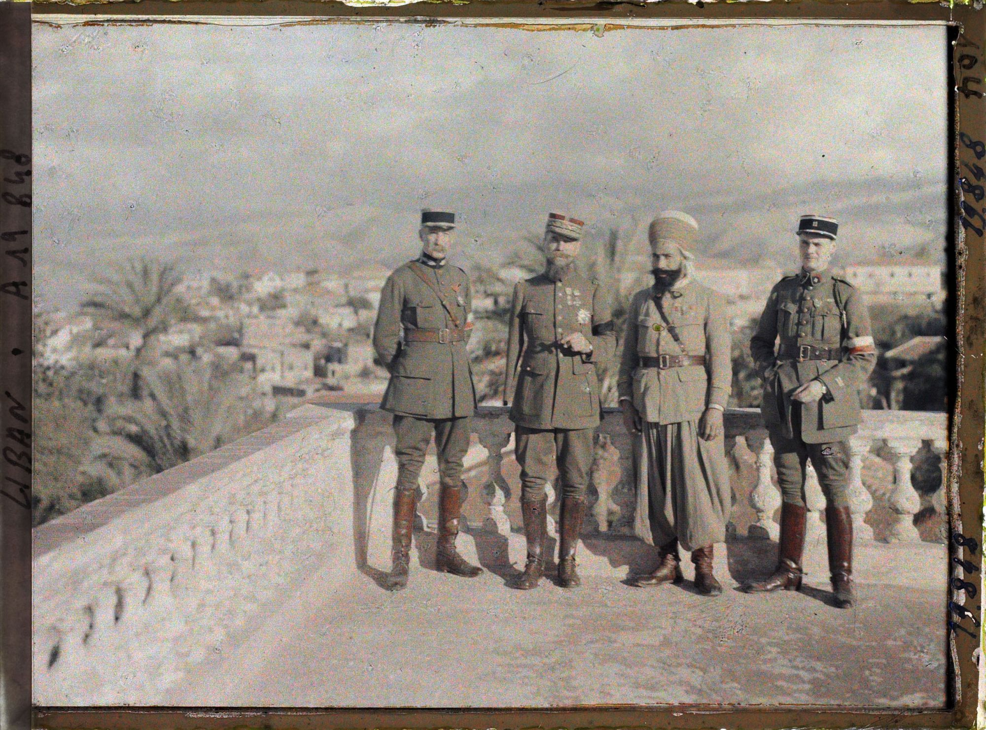 Image représentant Le général Gouraud entouré de trois officiers sur la terrasse de sa résidence