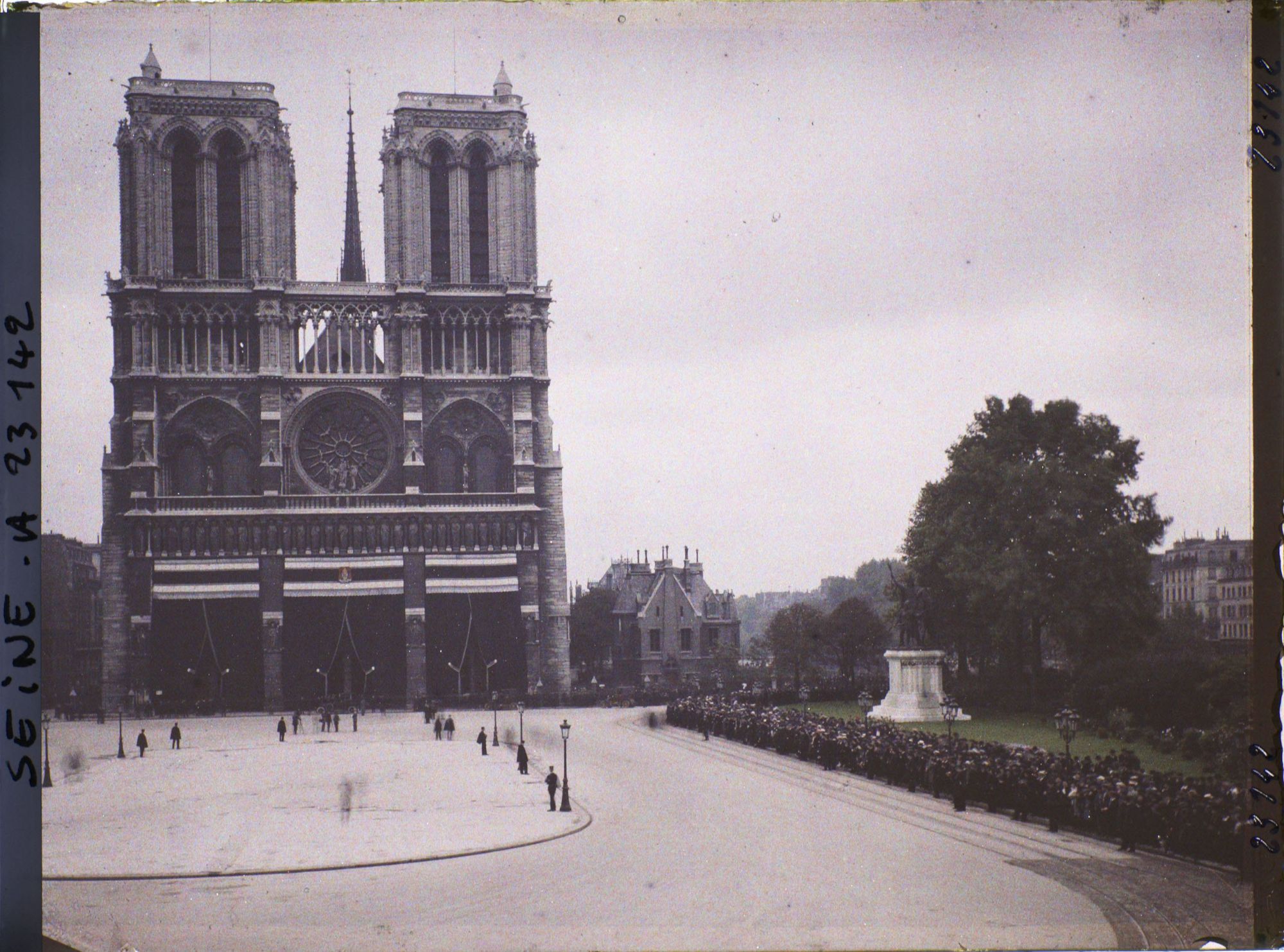 Image représentant Les funérailles de monseigneur Amette à la cathédrale de Notre-Dame