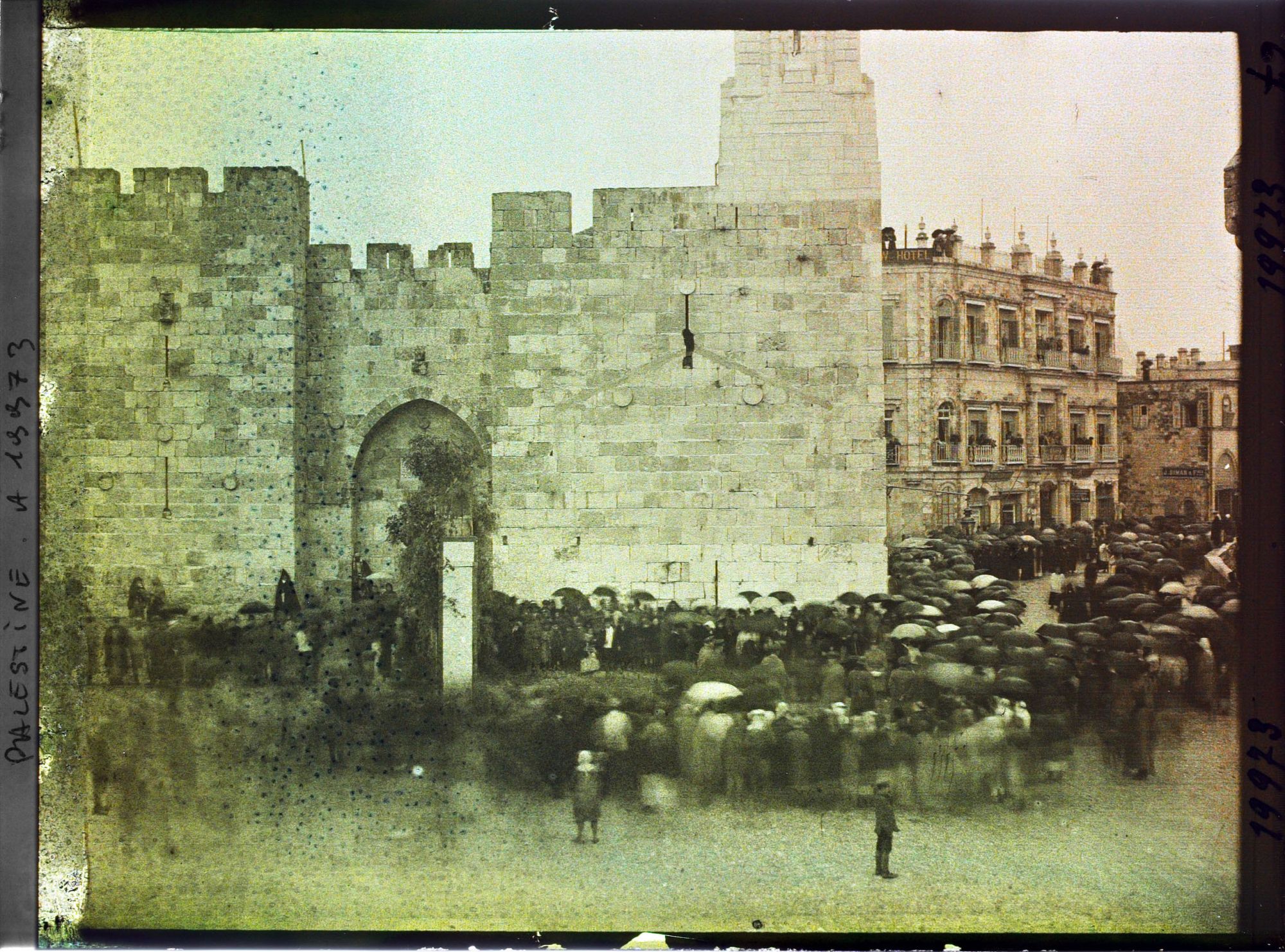 Image représentant Foule attendant l'arrivée du cardinal Dubois près de la porte de Jaffa