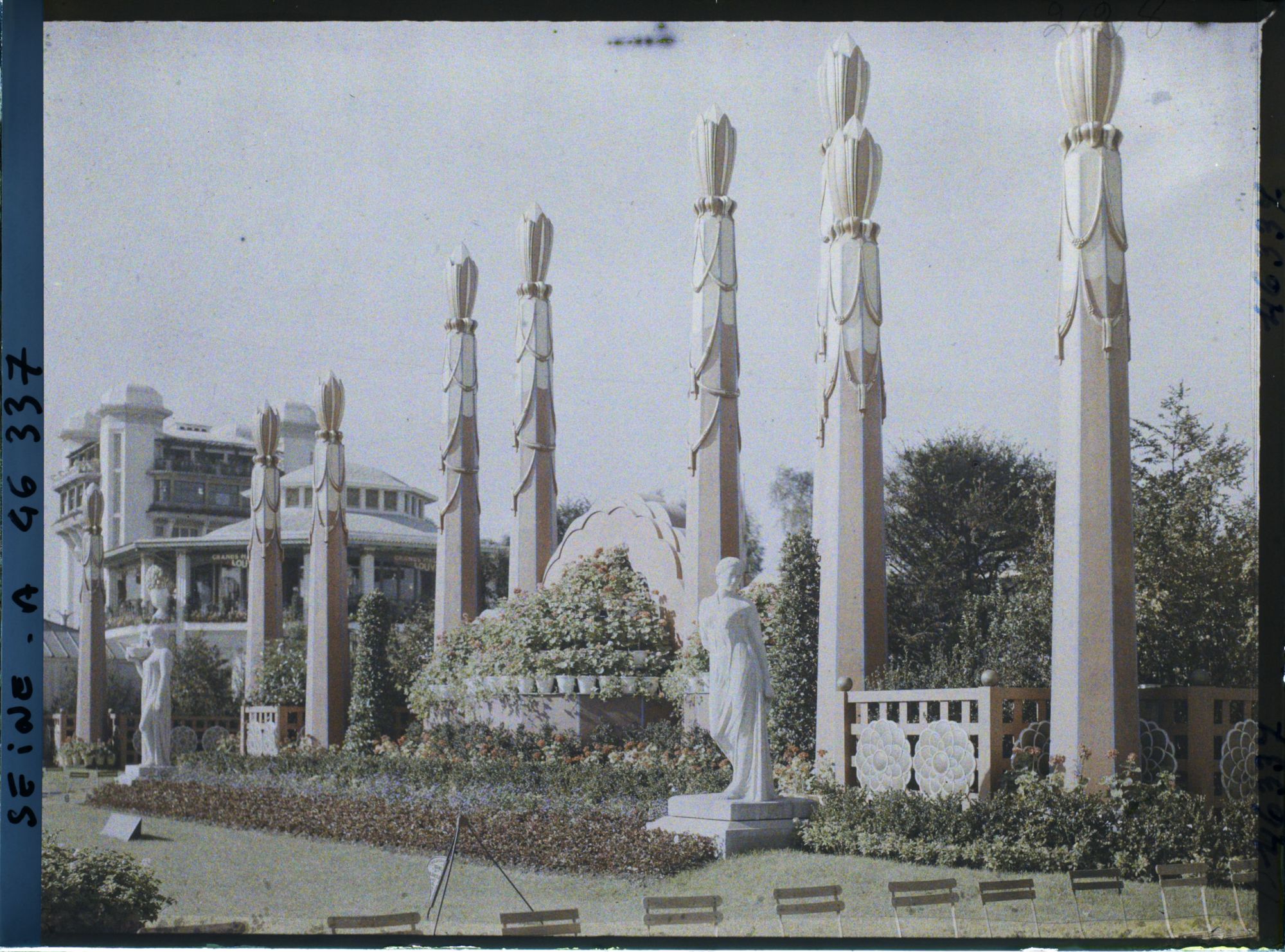 Image représentant L'exposition des arts décoratifs, Jardin de Jacques Lambert, sur la terrasse de la gare des Invalides