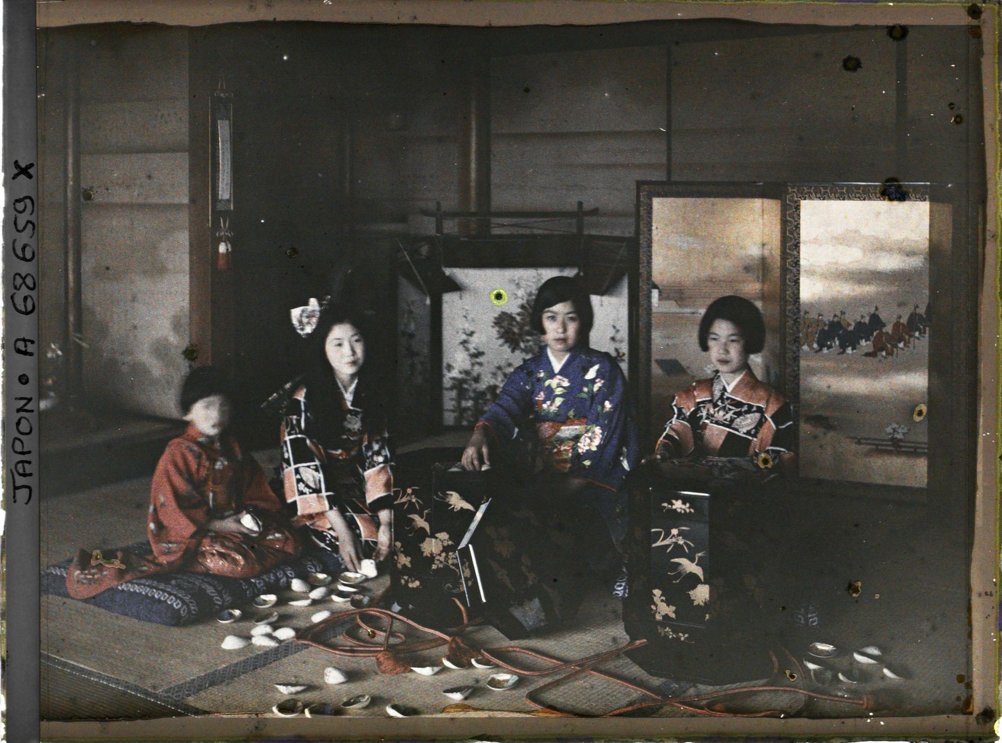 Image représentant Résidence de la famille Kitashirakawa (intérieur), les trois jeunes princesses Kitashirakawa - Mineko, Sawako et Taeko - et leur cousine, la princesse Takeda Ayako (au centre)