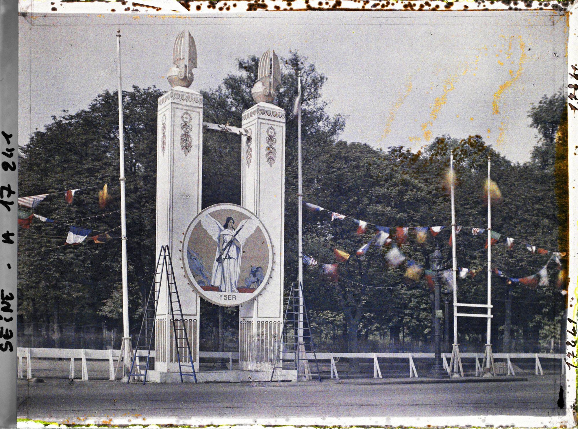 Image représentant Pylône sur l'avenue des Champs-Elysées décorés pour les fêtes de la Victoire des 13 et 14 juillet