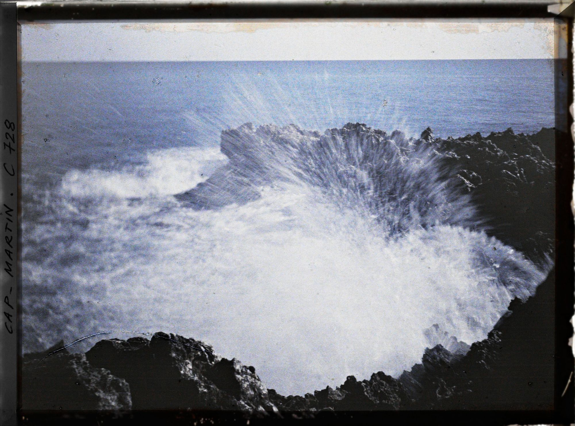 Image représentant Face à l'horizon, vagues se brisant sur les rochers