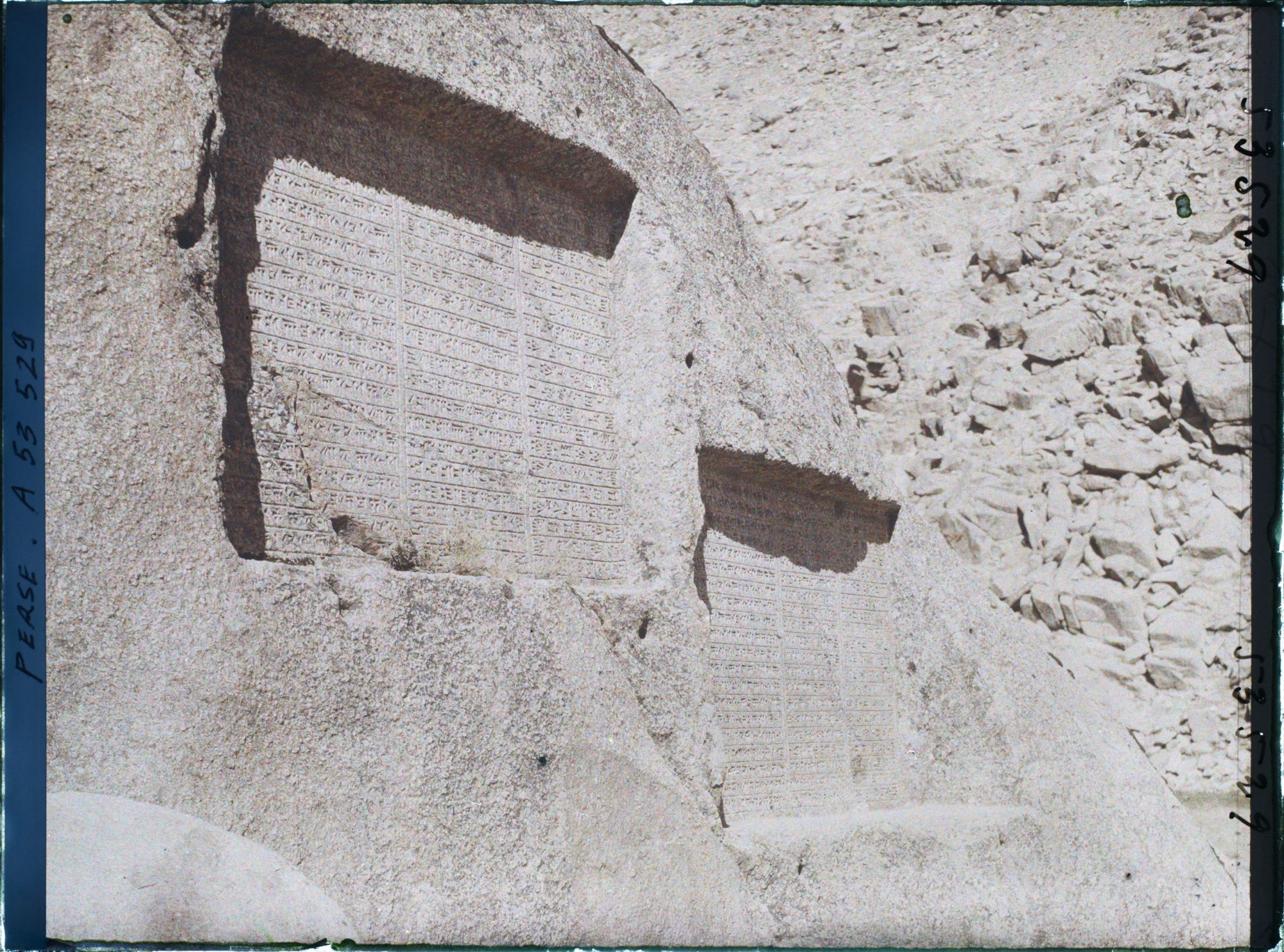 Image représentant Les inscriptions antiques Ganj-Nameh (le livre du trésor), sur les flancs du Kuh-e Alvand