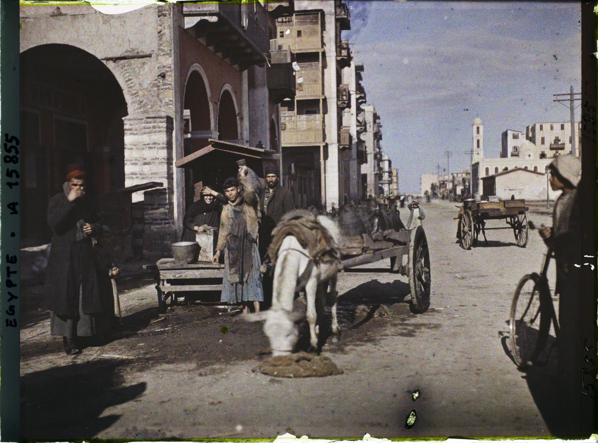 Image représentant Un vendeur d'eau remplissant ses outres à la fontaine