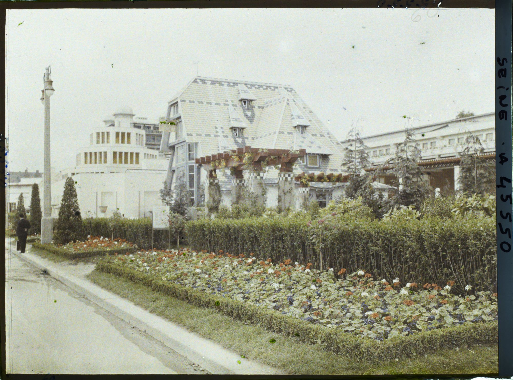 Image représentant L'Exposition des arts décoratifs, le Pavillon de Mulhouse, sur l'esplanade des Invalides
