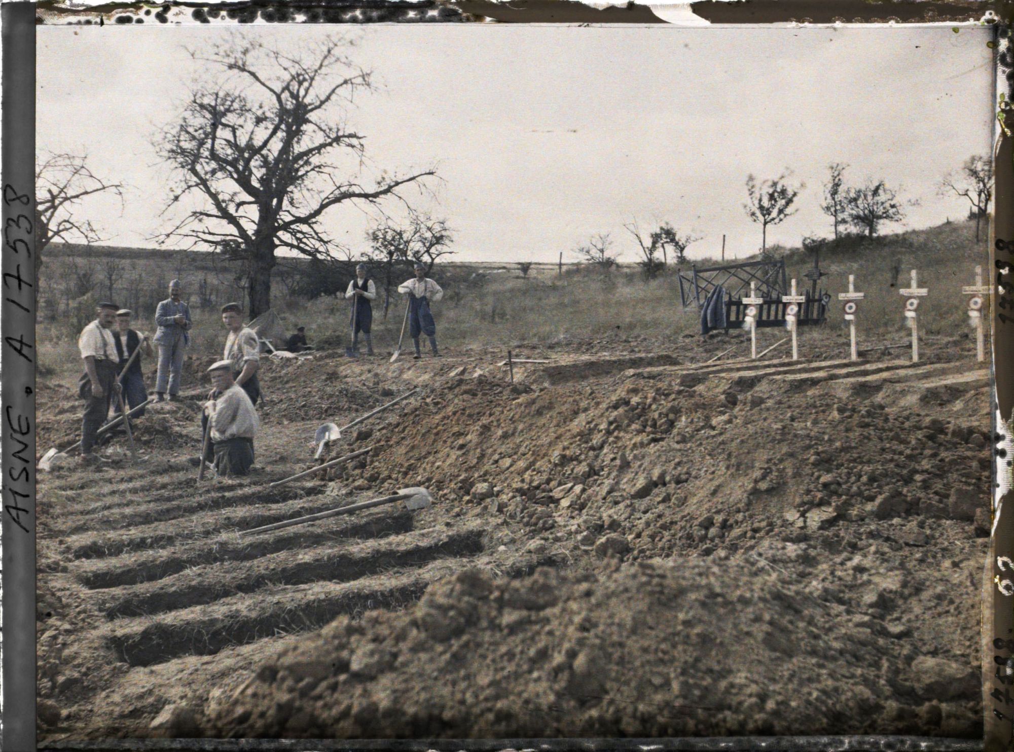 Image représentant France, Craonelle, L'ensemble du Cimetière avec poilus et boches