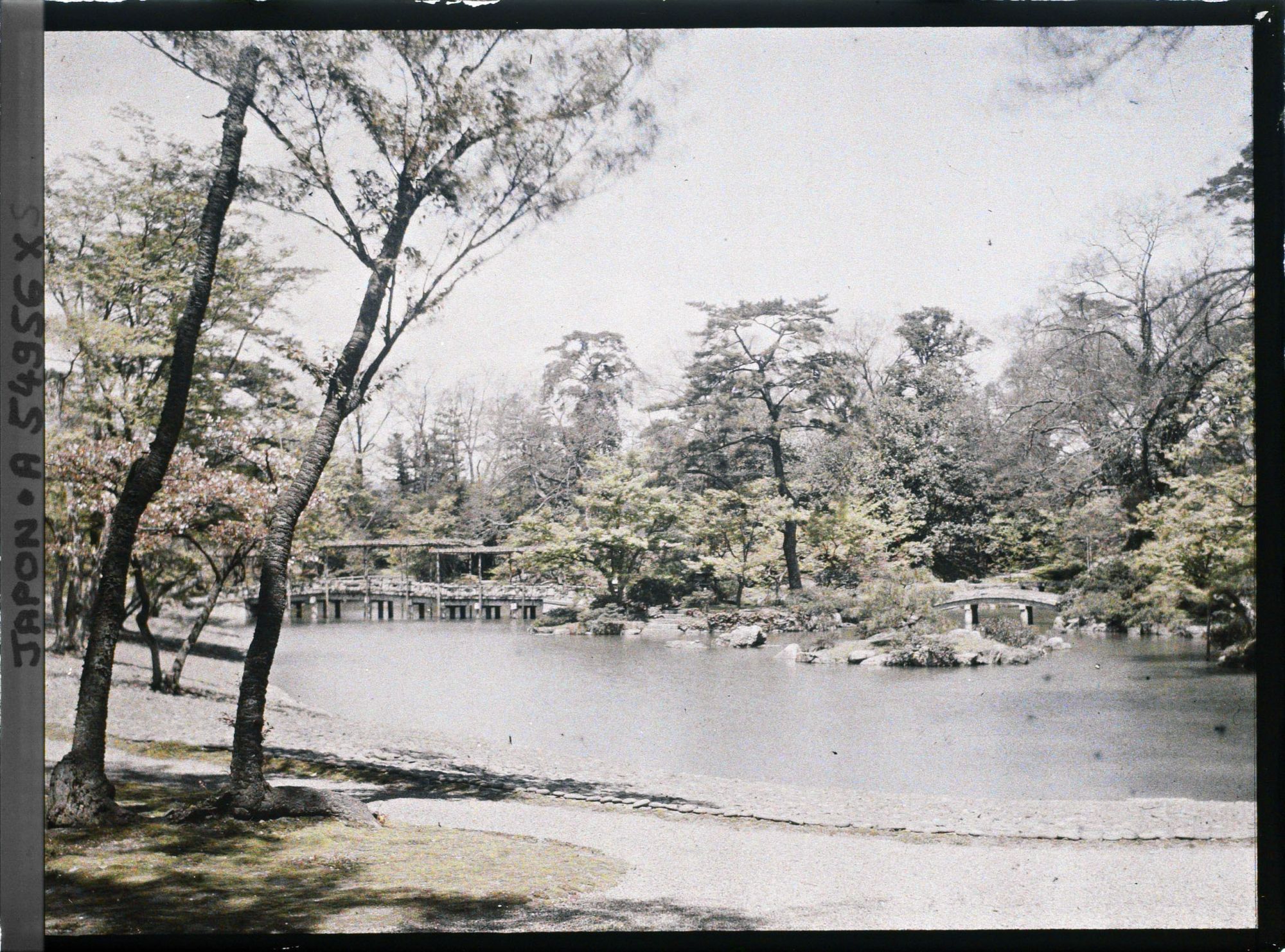 Image représentant Le palais impérial Sento (Sento-gosho) : le bassin sud et la plage de galets
