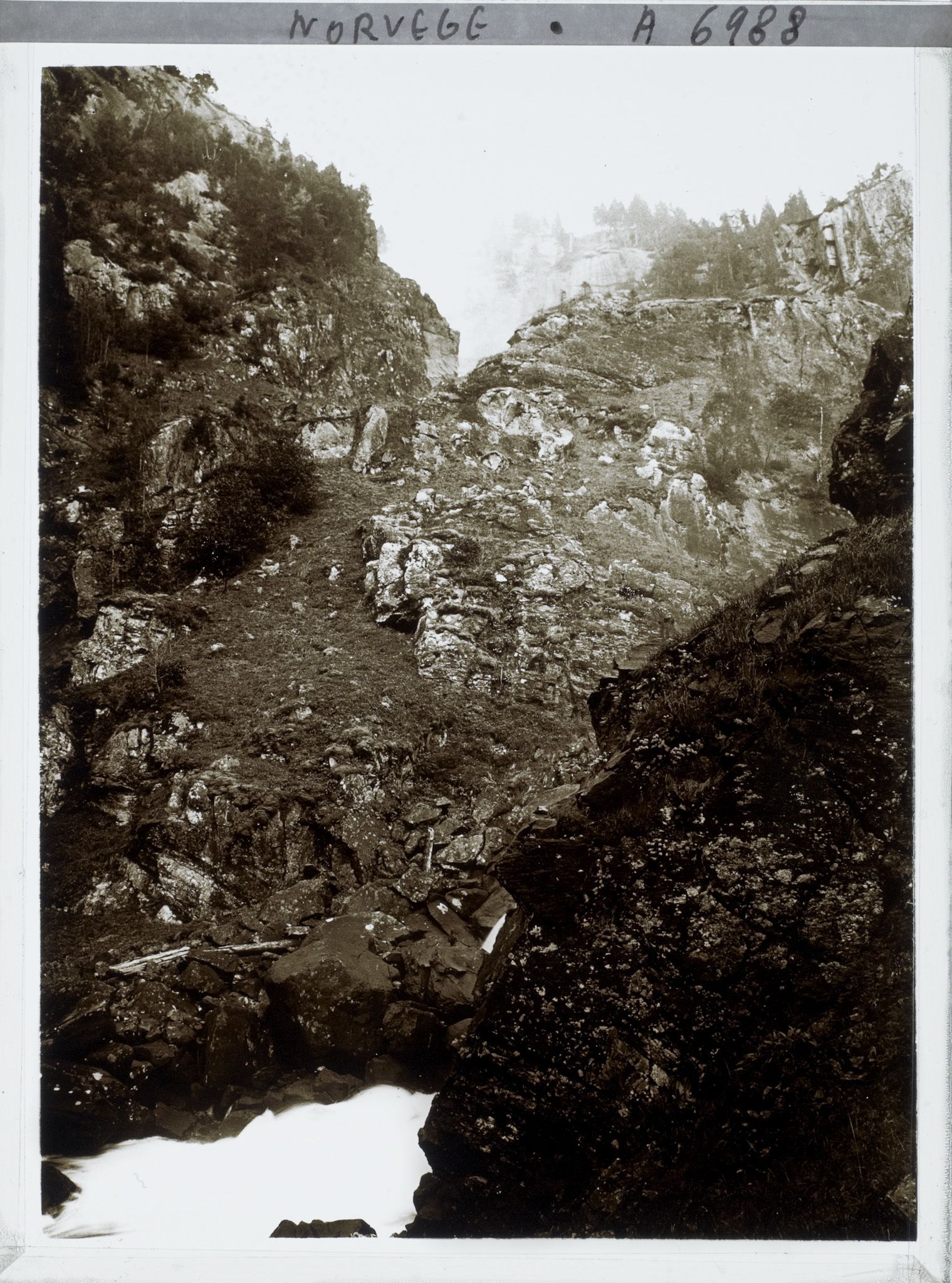 Image représentant Près de la cascade ?