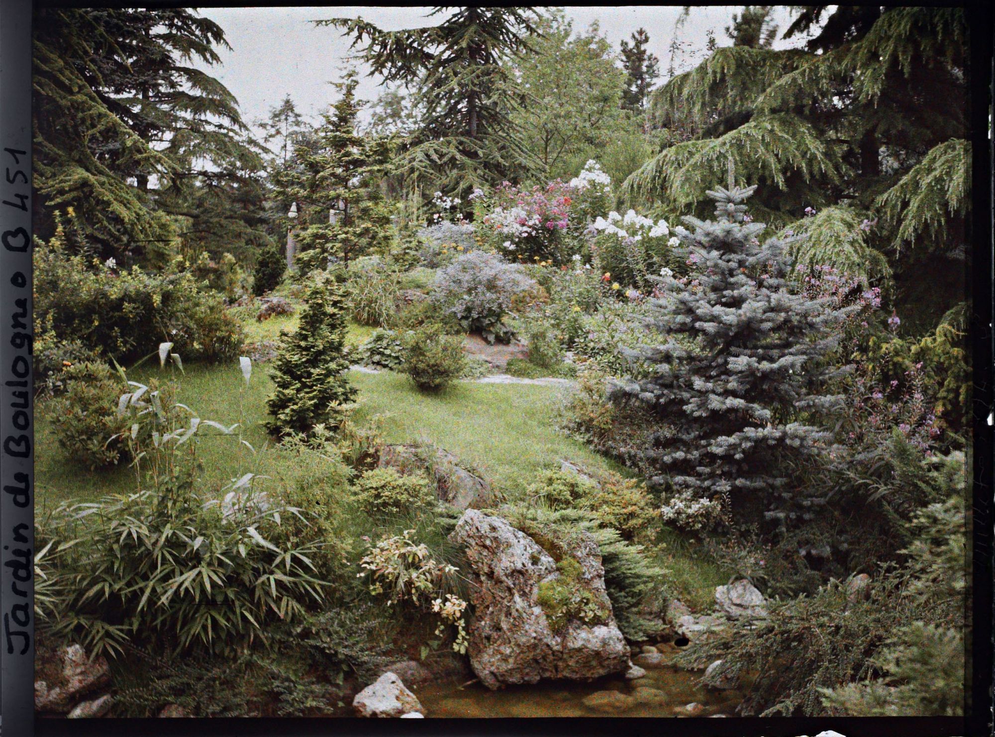 Image représentant Cours d'eau et butte fleurie du " sanctuaire japonais " dans un paysage arboré voilant le sôrintô
