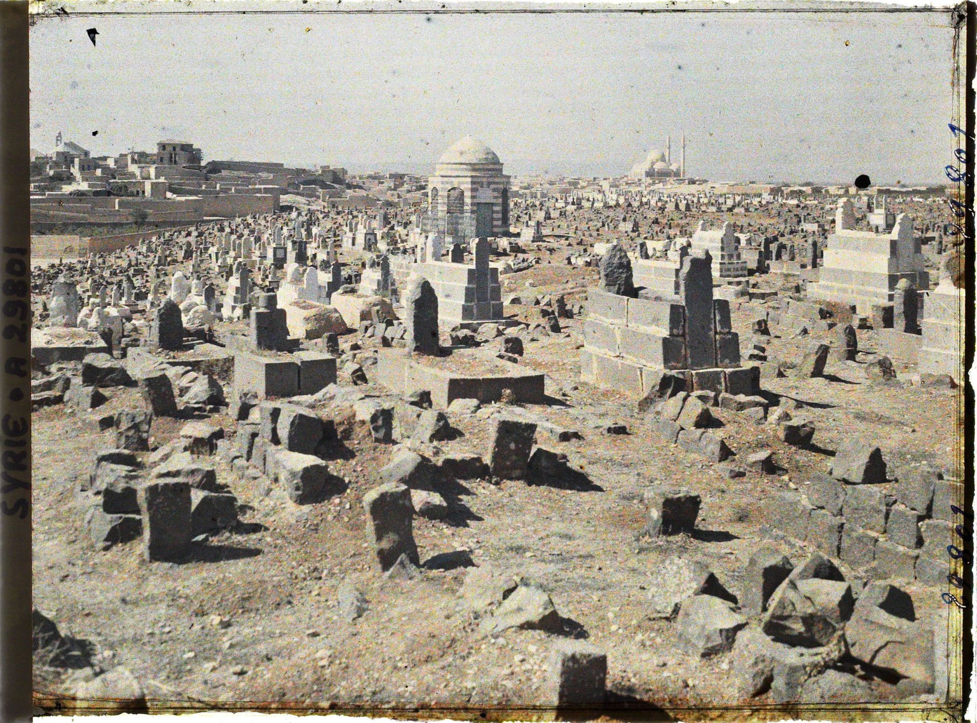 Image représentant Un cimetière musulman vers la Mosquée Khalid Ibn al Walid