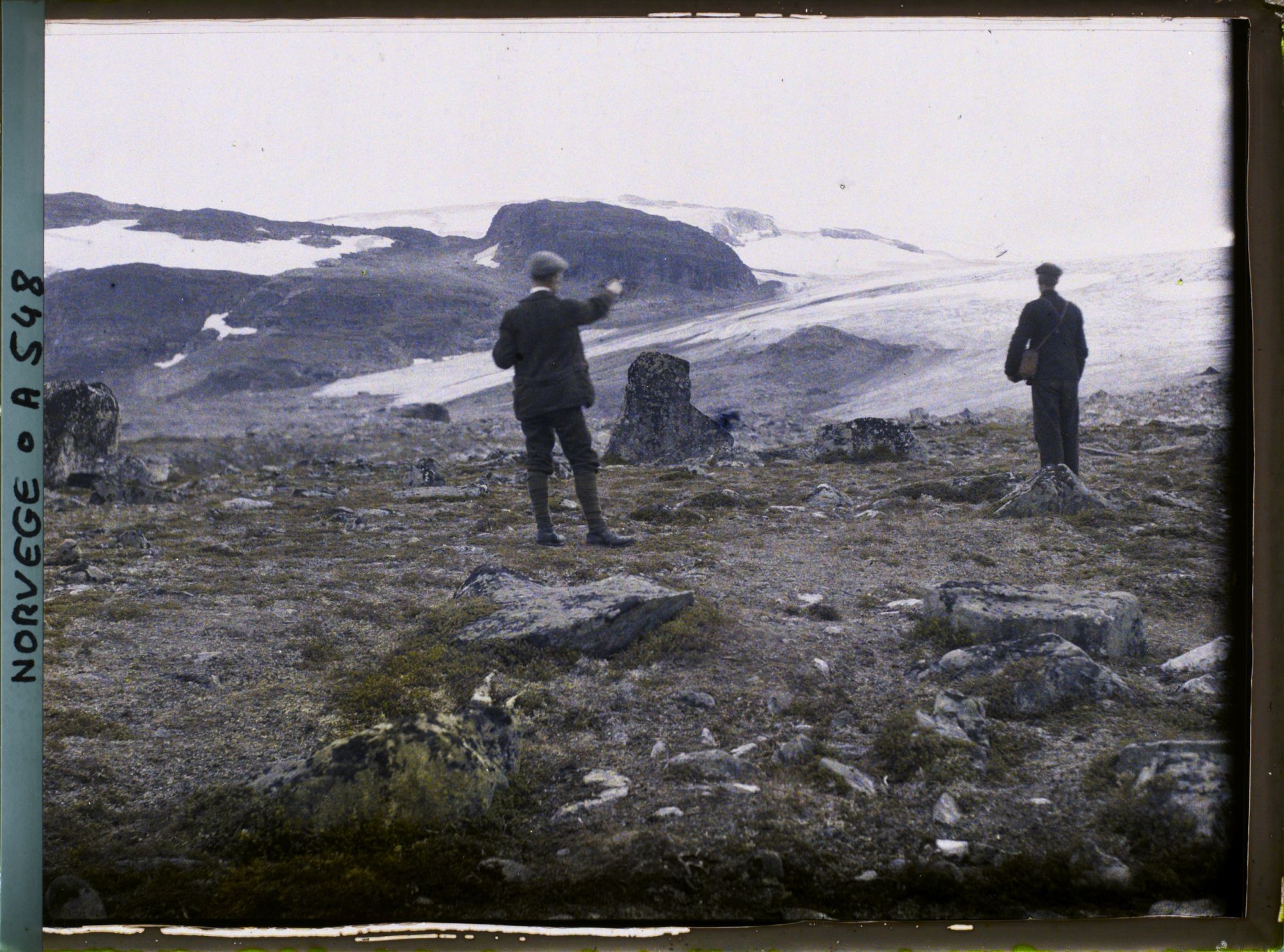 Image représentant Anders Beer Wilse en compagnie d'un autre homme devant le glacier Hardangerjökulen