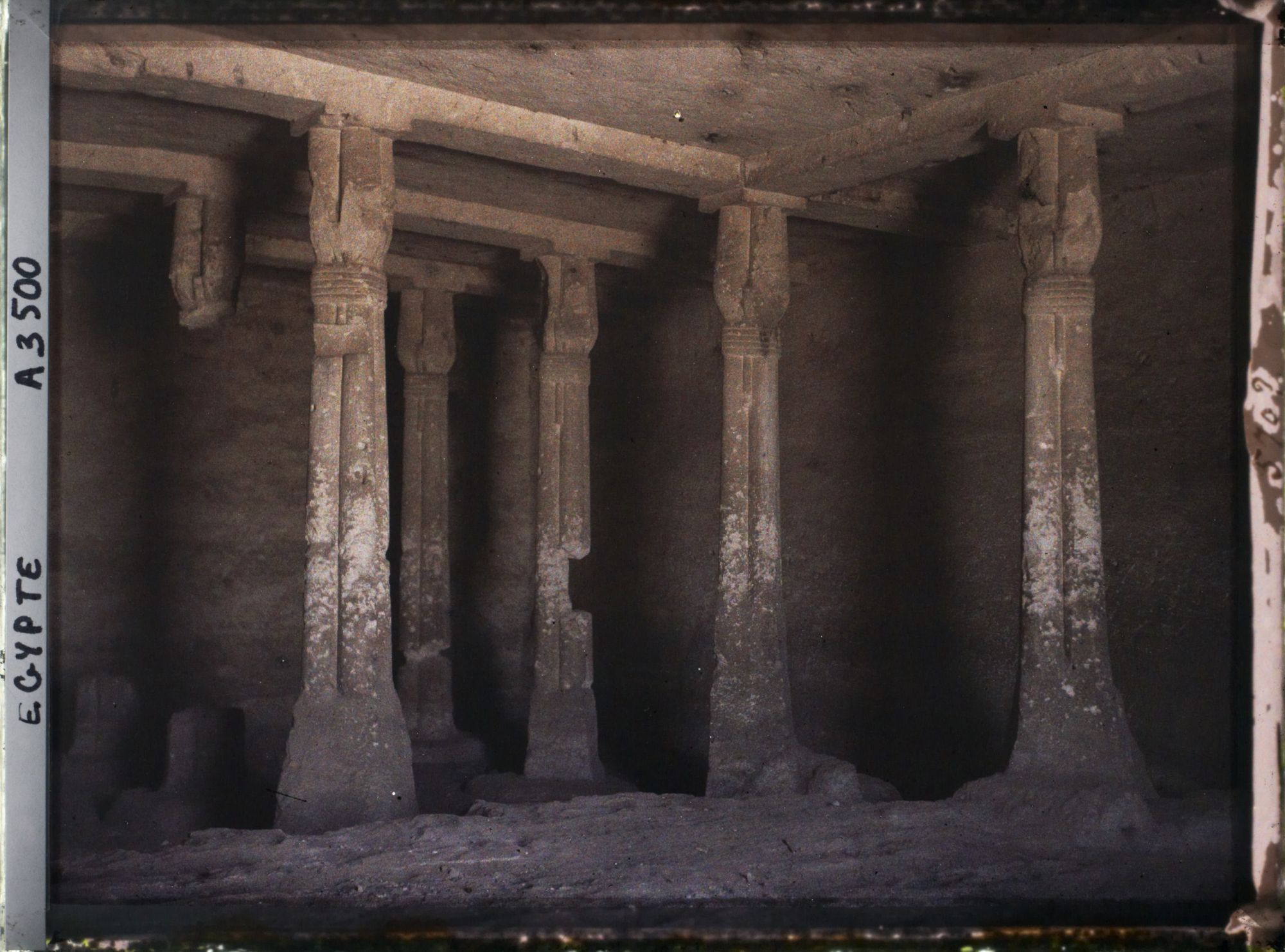 Image représentant Intérieur d'une des tombes de la nécropole