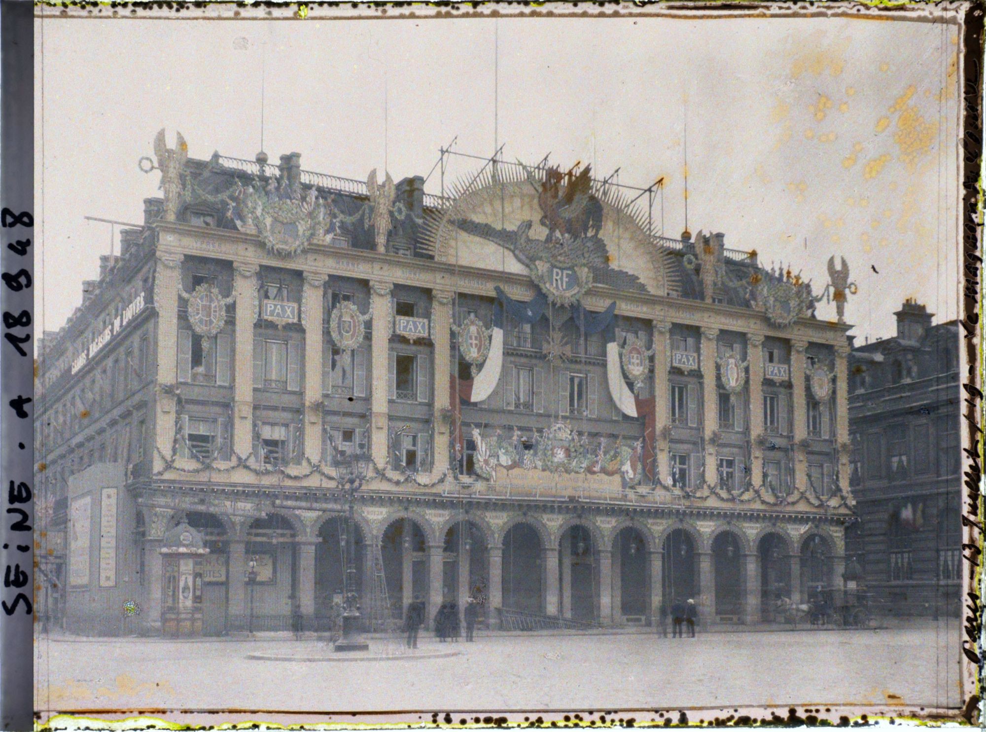 Image représentant Décorations sur les magasins du Louvre place du Palais-Royal pour les fêtes de la Victoire des 13 et 14 juillet 1919