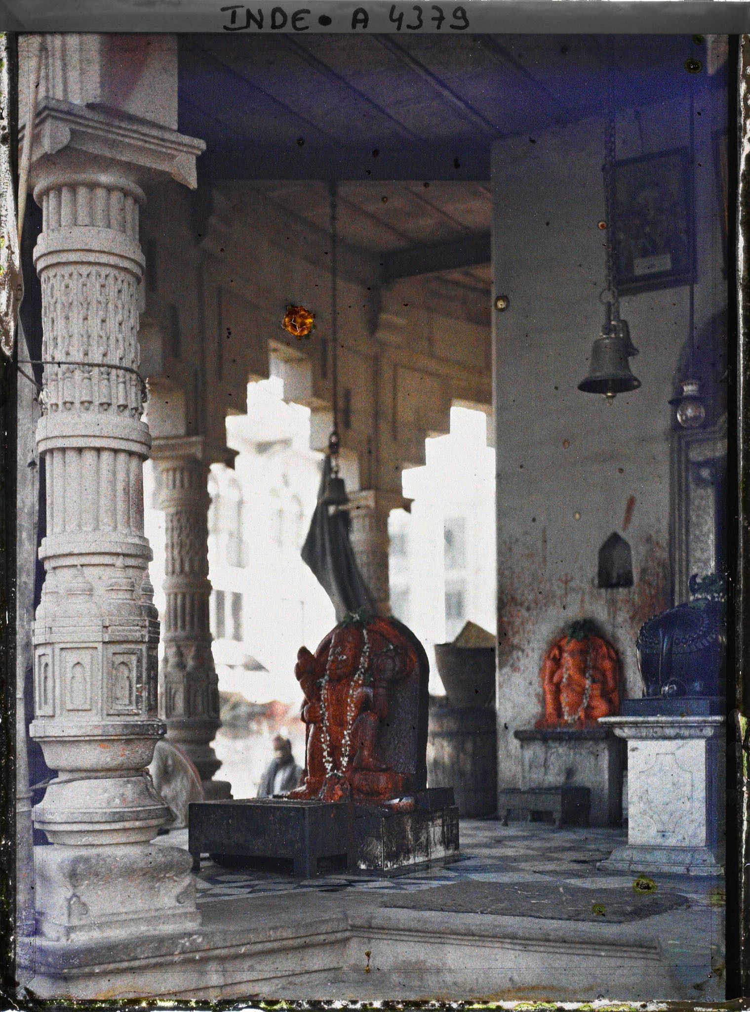 Image représentant Autels dédiés à Hanuman (premier-plan) et à Ganesh (arrière-plan) dans un temple shivaïte