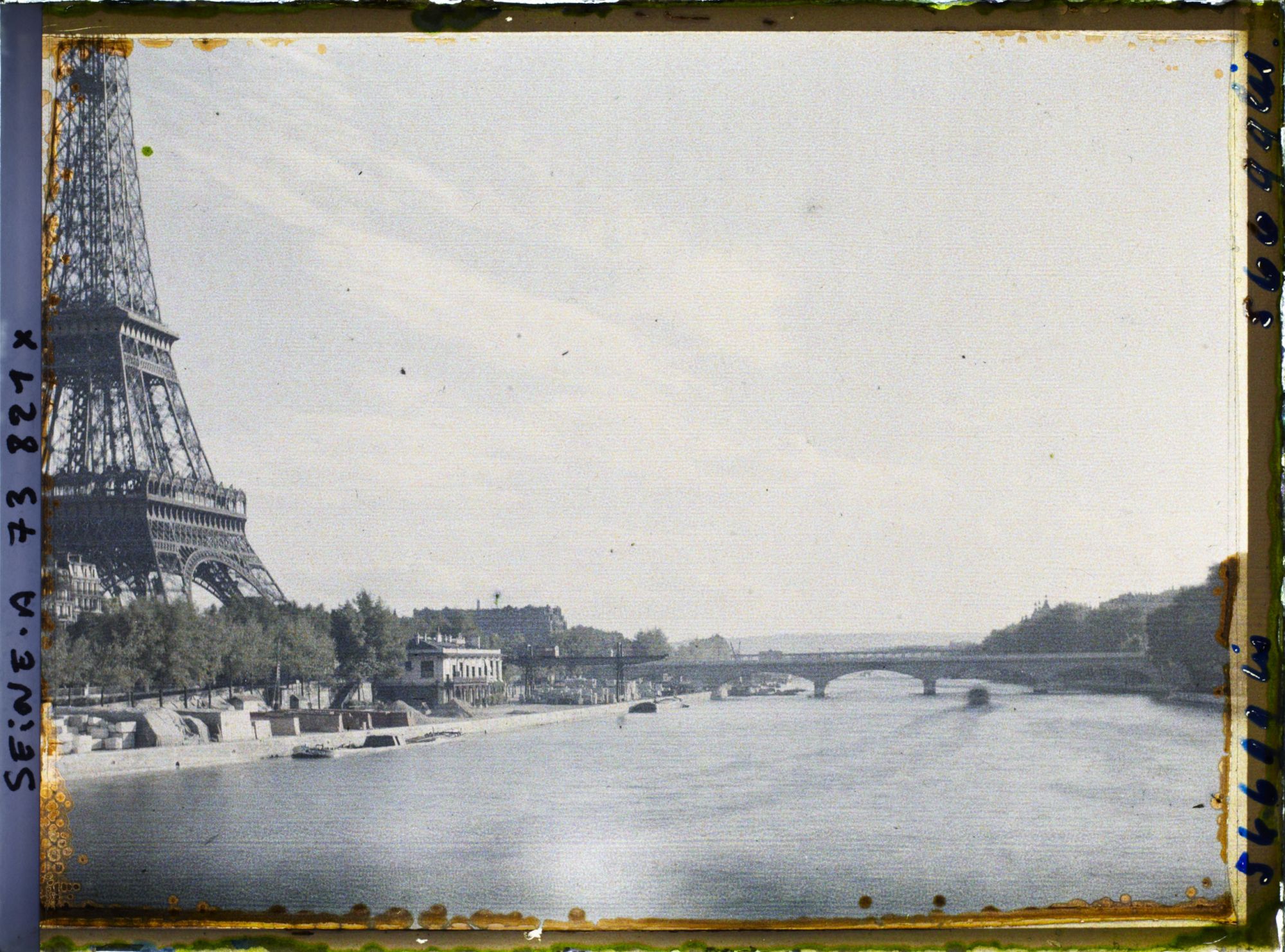 Image représentant Le ciel de Paris le jour de la signature du pacte Briand-Kellogg (vue sur le pont d'Iéna et la tour Eiffel depuis la passerelle Debilly)