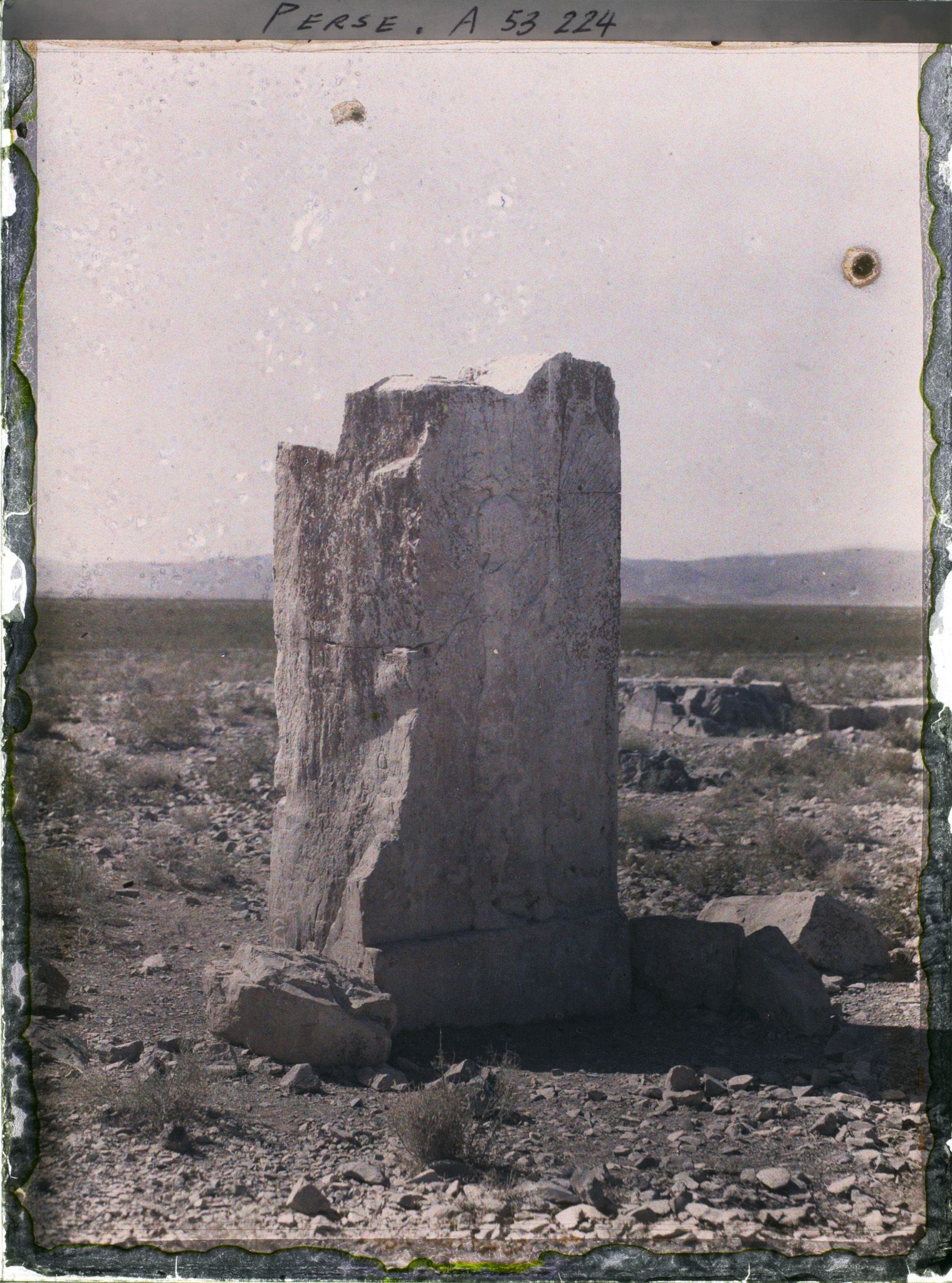 Image représentant Vestige d'un pilier de la salle d'audience près du tombeau de Cyrus II, décoré d'un génie ailé