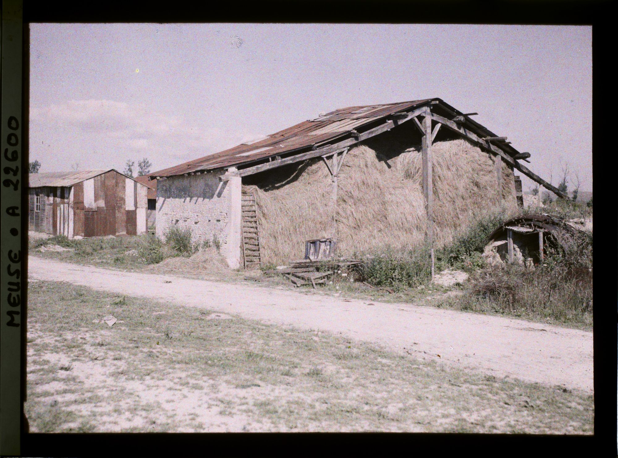 Image représentant France, Bras, Une grange provisoire