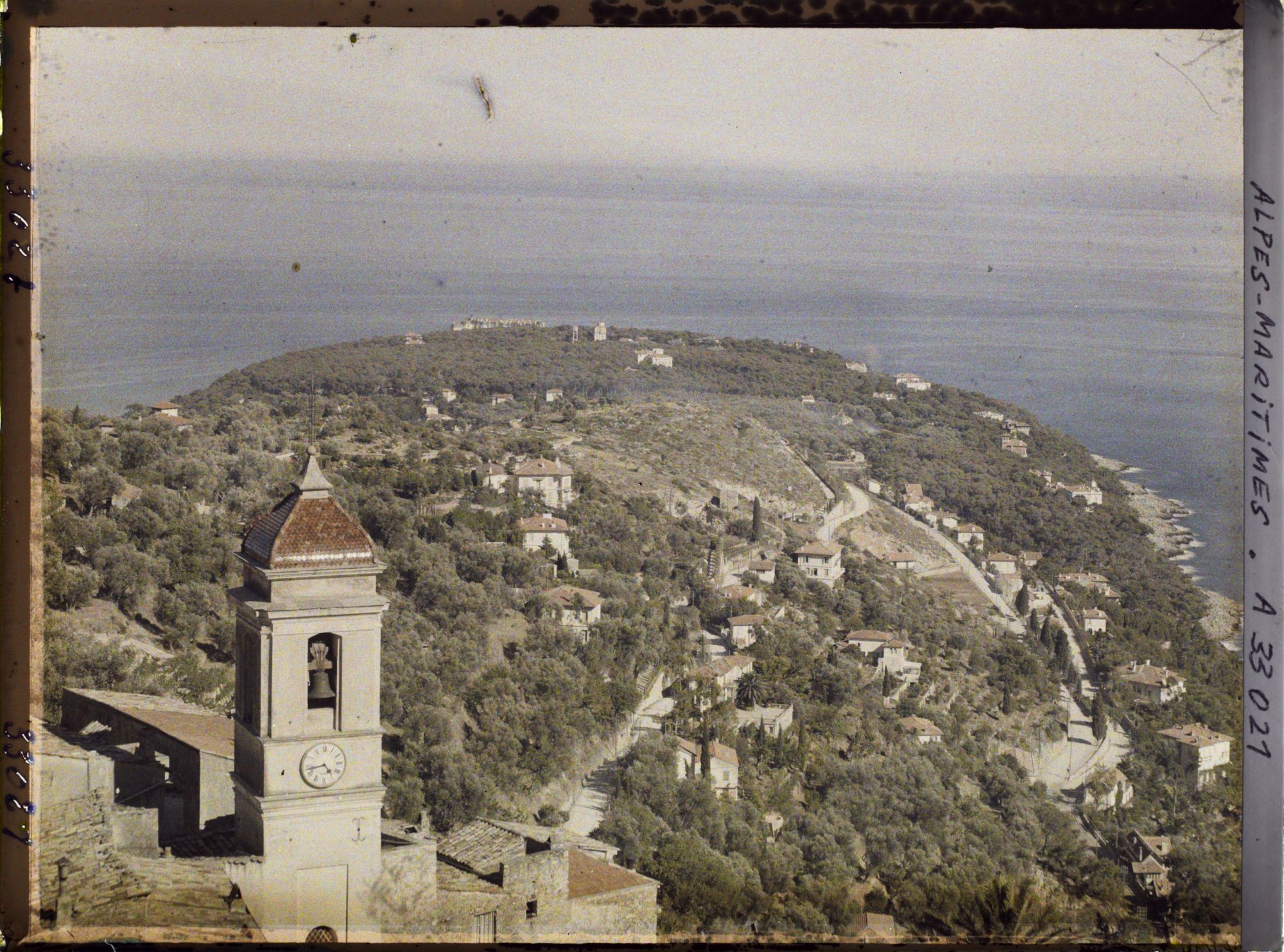 Image représentant Le clocher de Roquebrune avec une vue panoramique sur le cap Martin