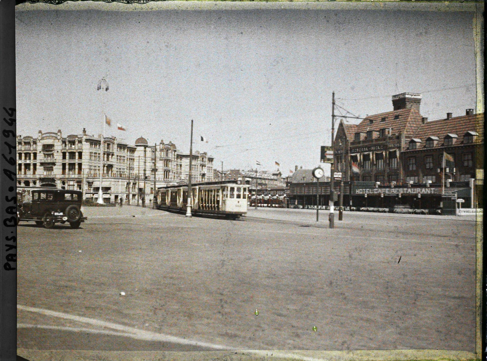 Image représentant La Grande place avec le Palace à l'arrière-plan
