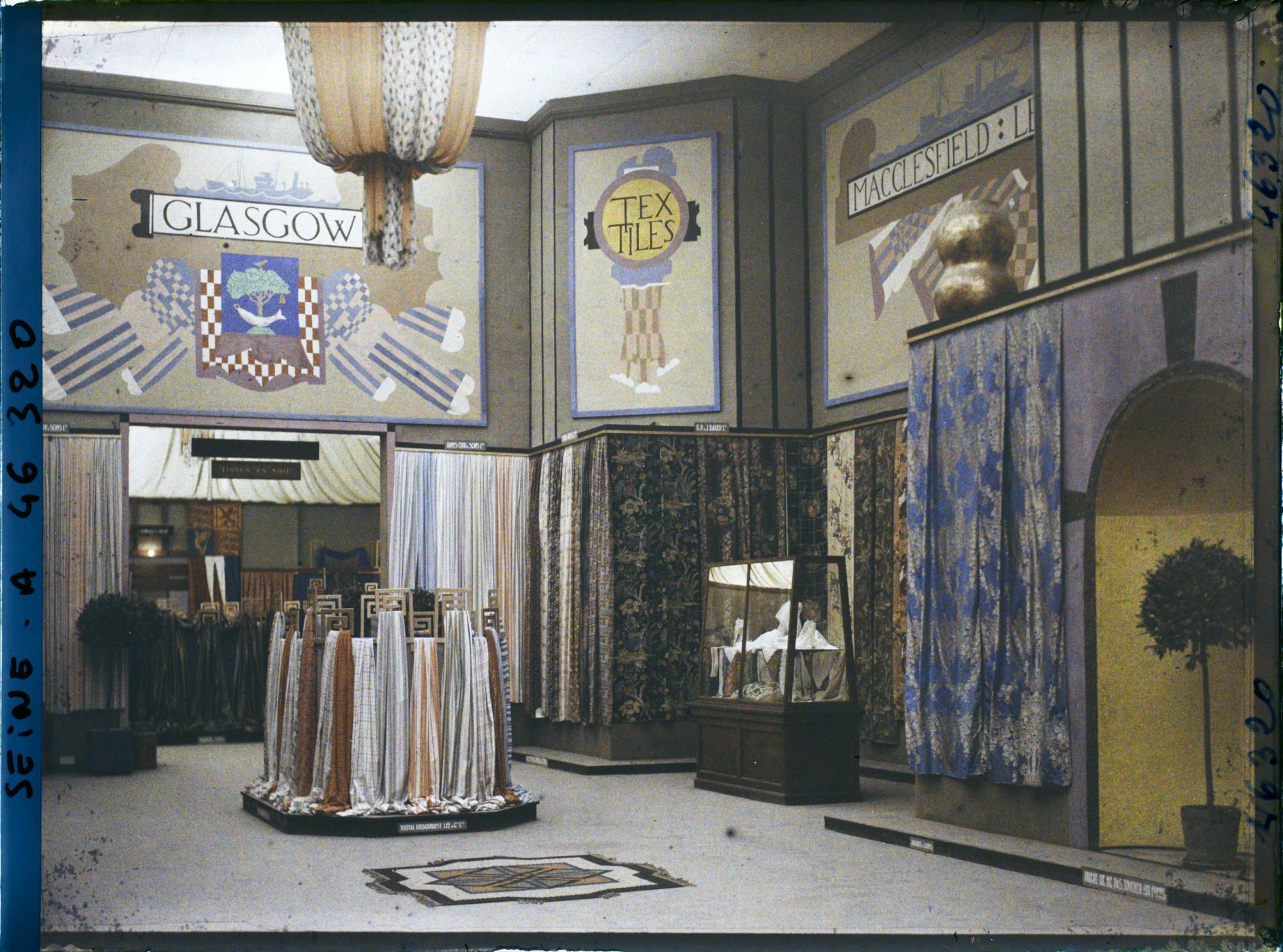 Image représentant L'exposition des arts décoratifs, textiles de la section britannique