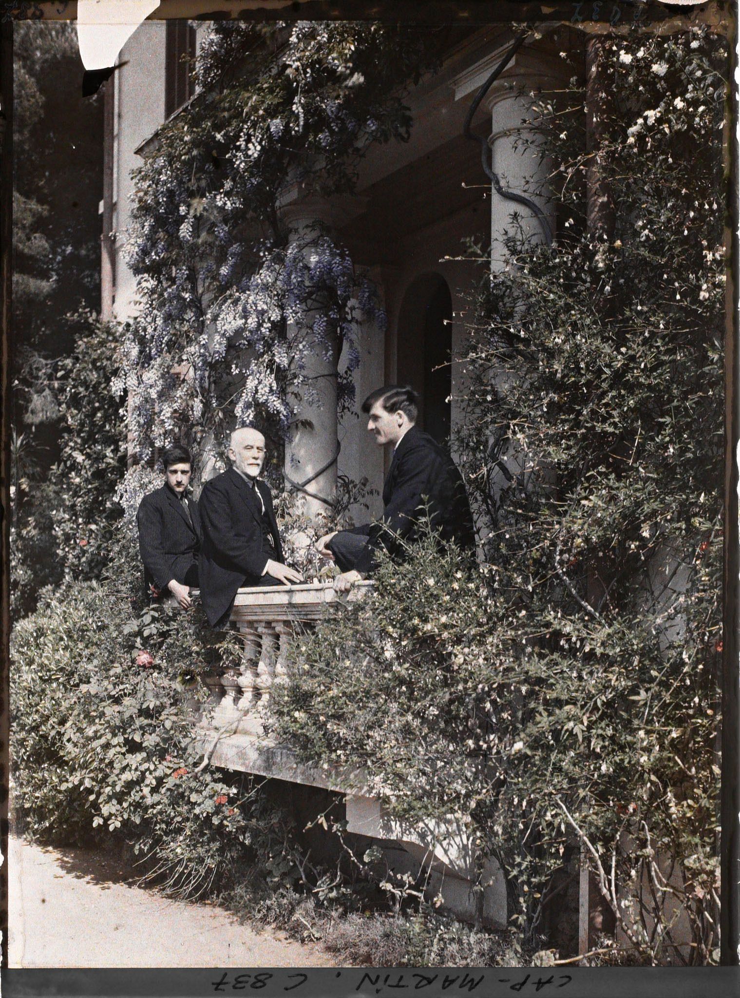 Image représentant Trois invités d'Albert Kahn sur le perron de la villa (dont deux sont sans doute des étudiants)