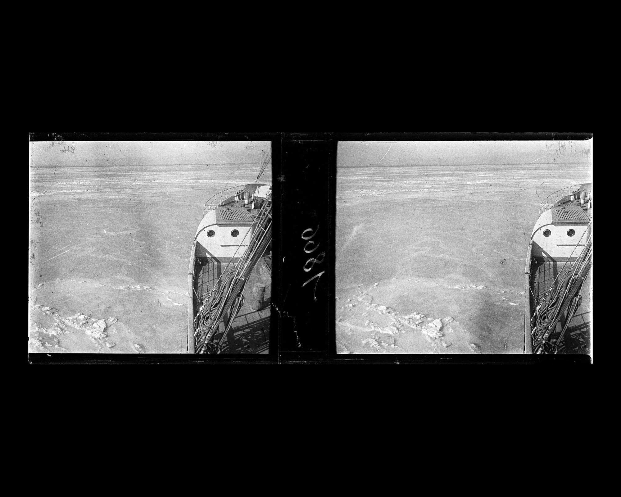 Image représentant La proue du vapeur allemand Staatssekretär Kraëtke pris dans la banquise,