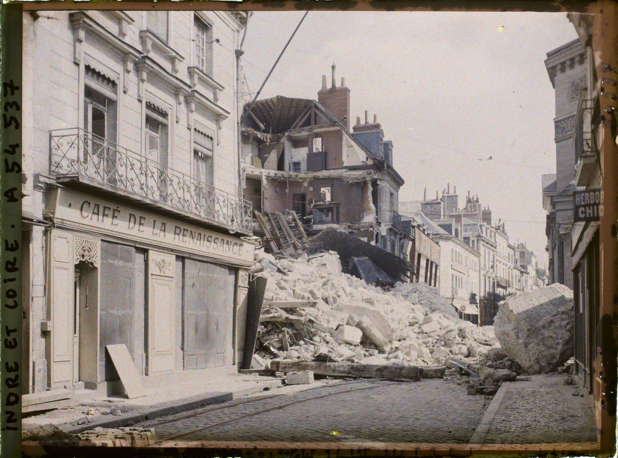 Image représentant La rue des Halles après l'effondrement de la tour Charlemagne