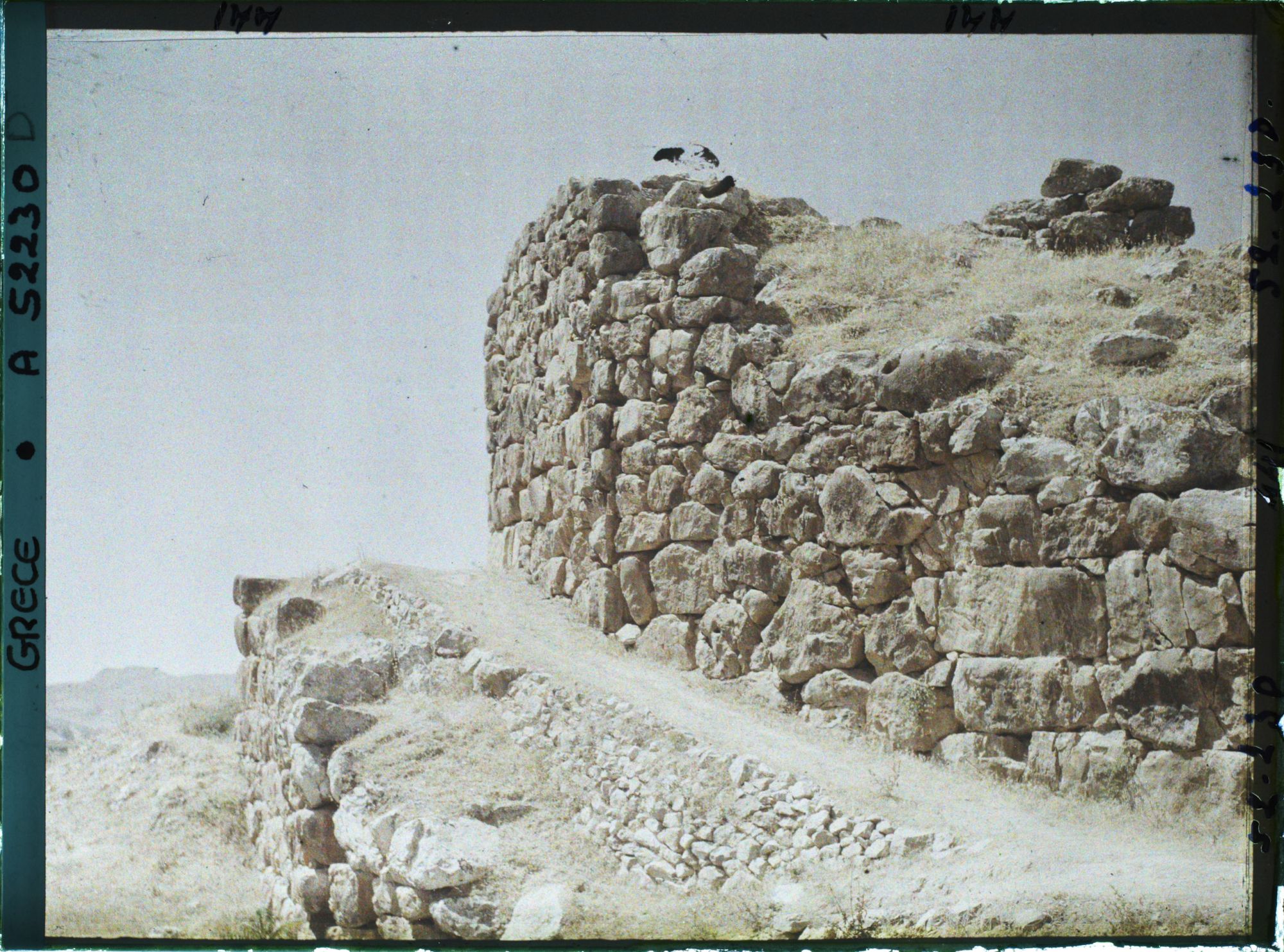 Image représentant Chemin bordant, en montant, le mur d'enceinte de la citadelle (rampe d'accès de l'entrée principale ?)