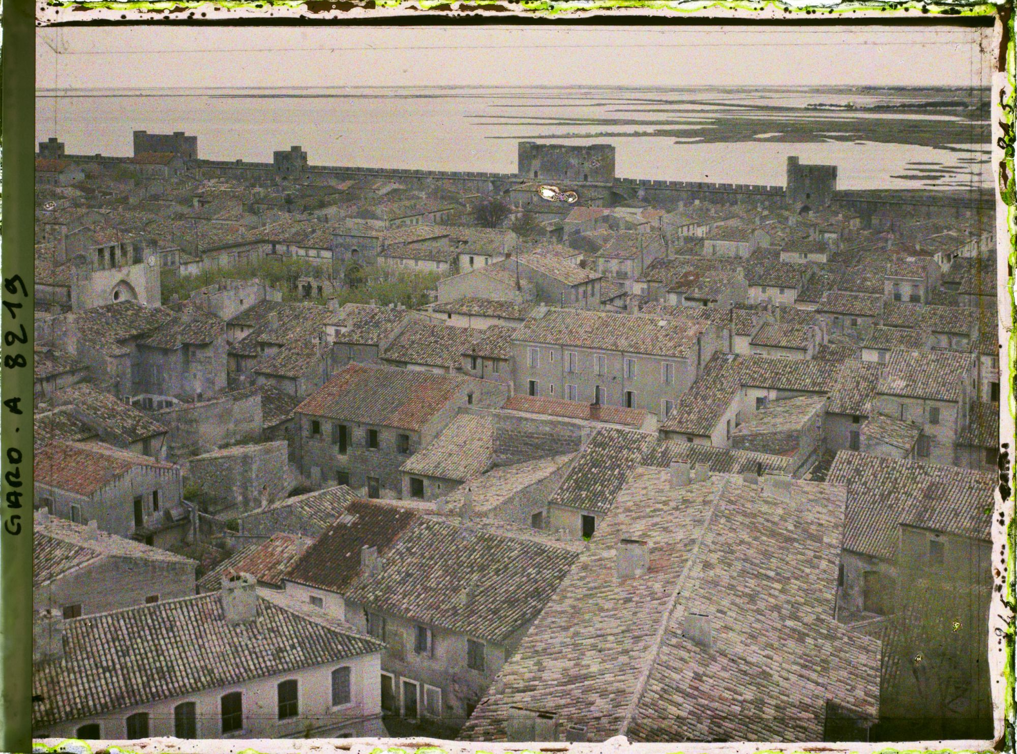 Image représentant La face nord des remparts avec tous les étangs dans le lointain