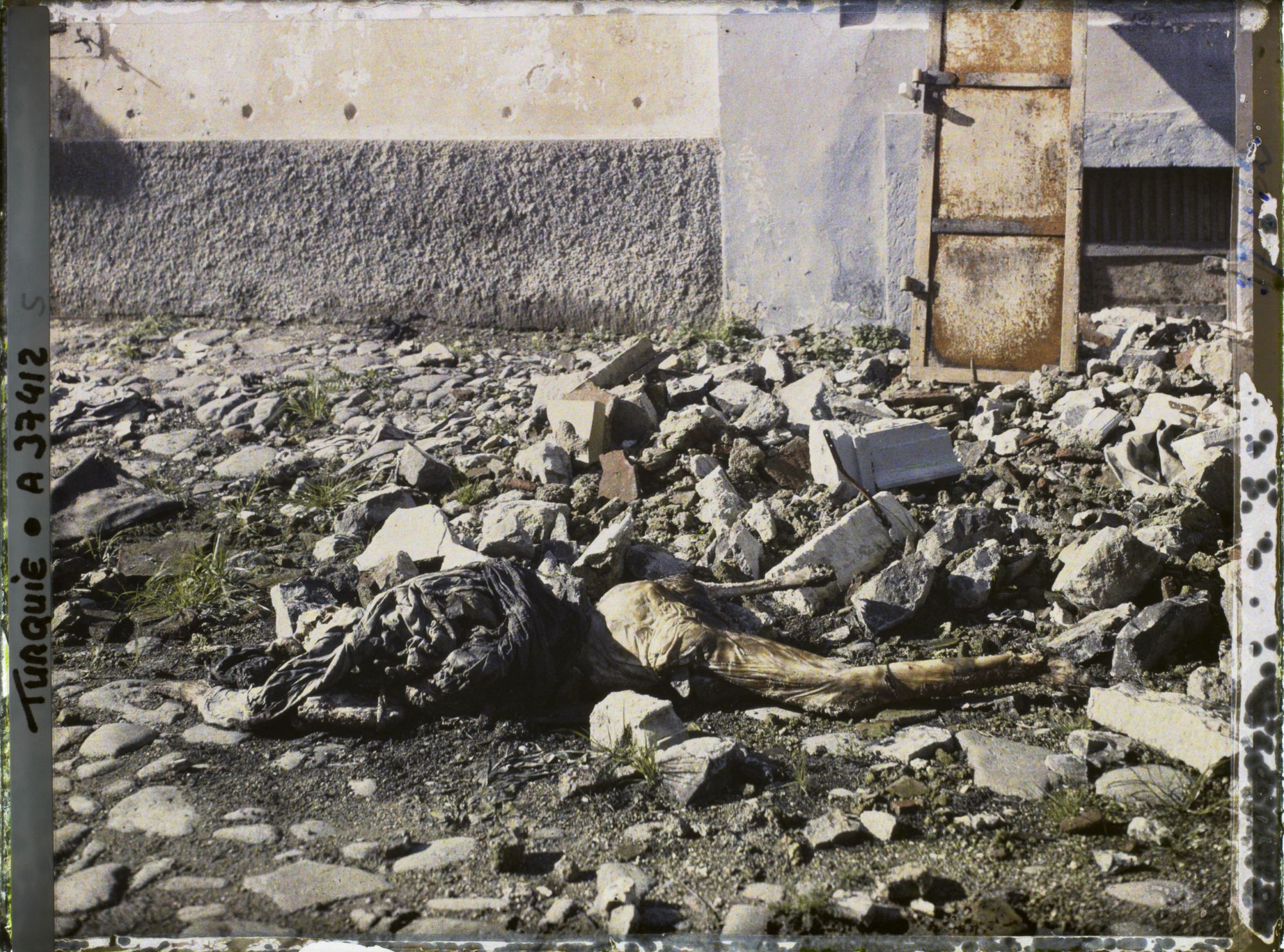 Image représentant Turquie, Smyrne, Incendie de Smyrne en Septembre 1922, Cadavre de femme devant St Dimitri