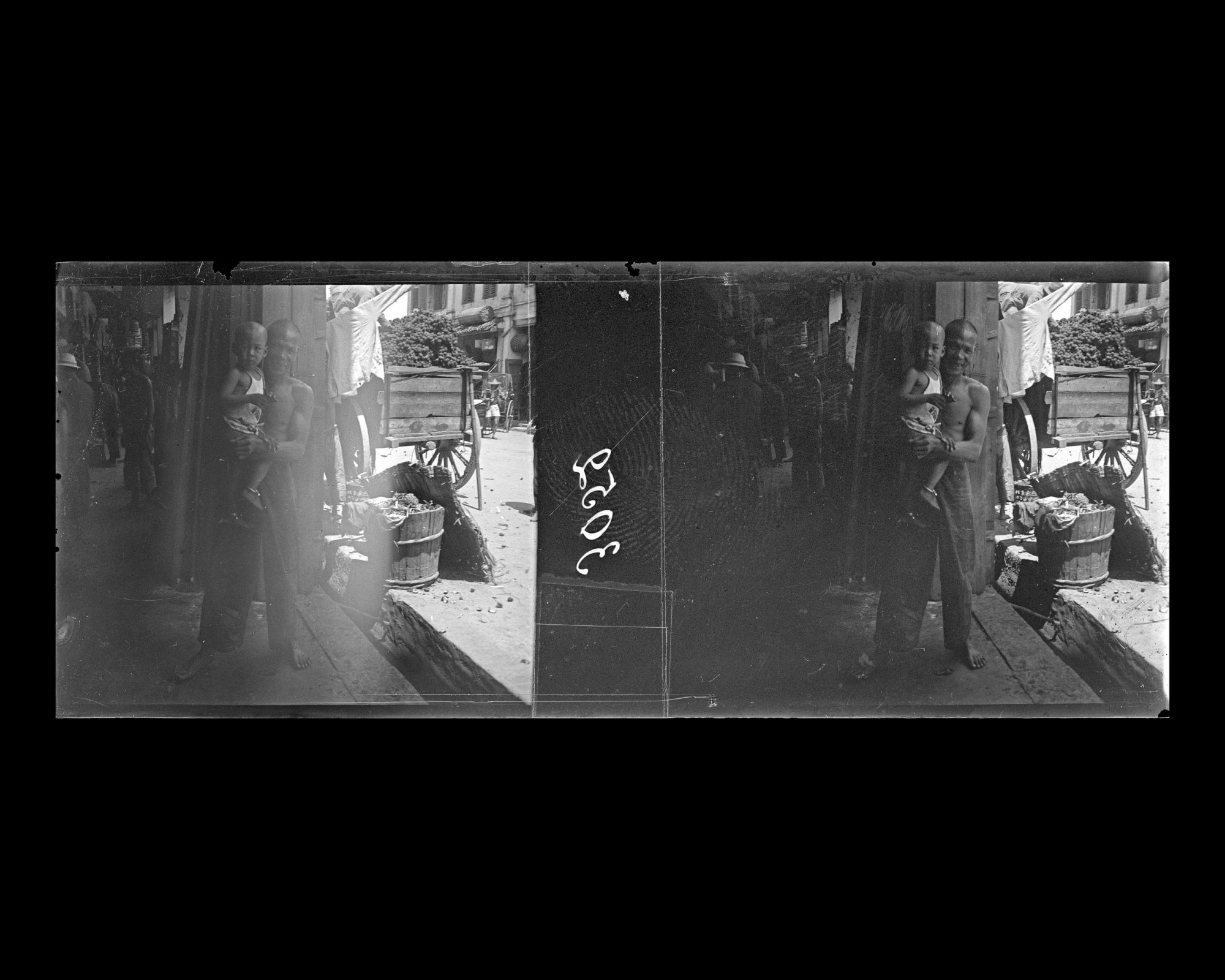 Image représentant Homme portant un enfant dans le quartier du commerce