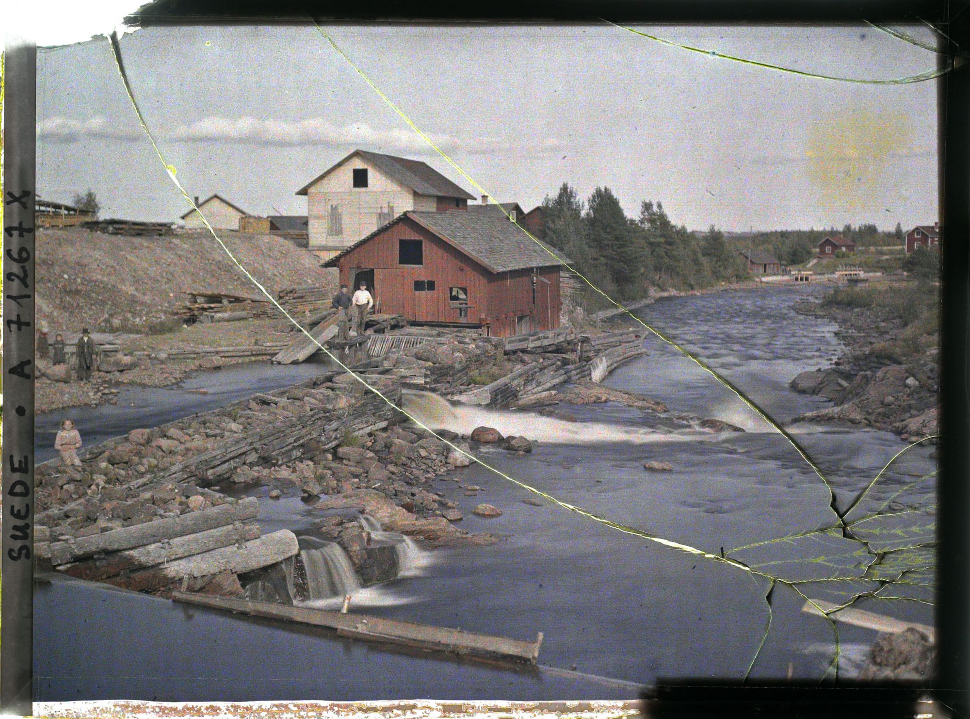 Image représentant Une scierie hydraulique au bord du RyssÅn depuis le pont de pierre du village