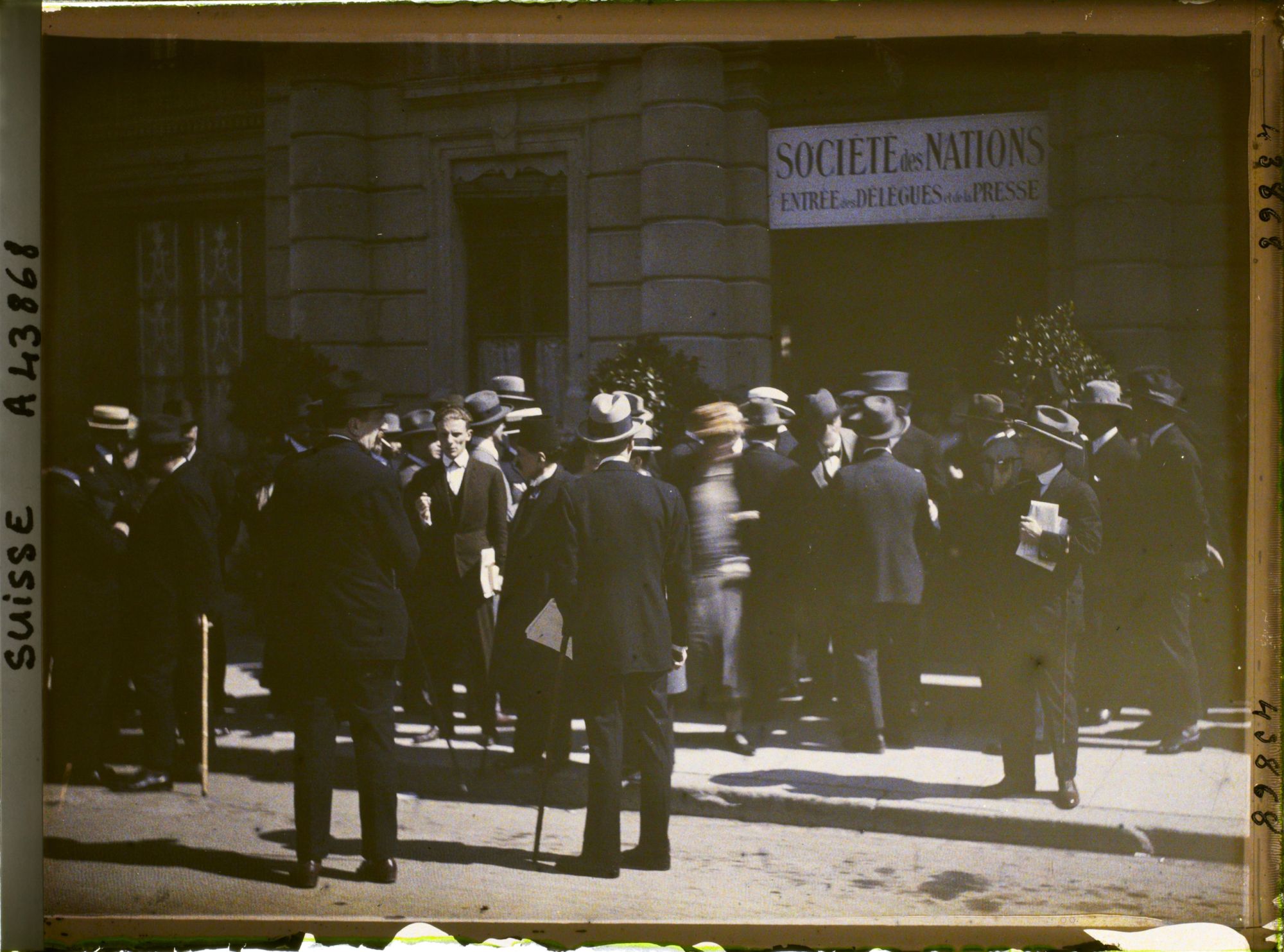 Image représentant Cinquième assemblée annuelle de la Société des Nations (SDN) à Genève. Sortie des délégués devant l'Hôtel Victoria