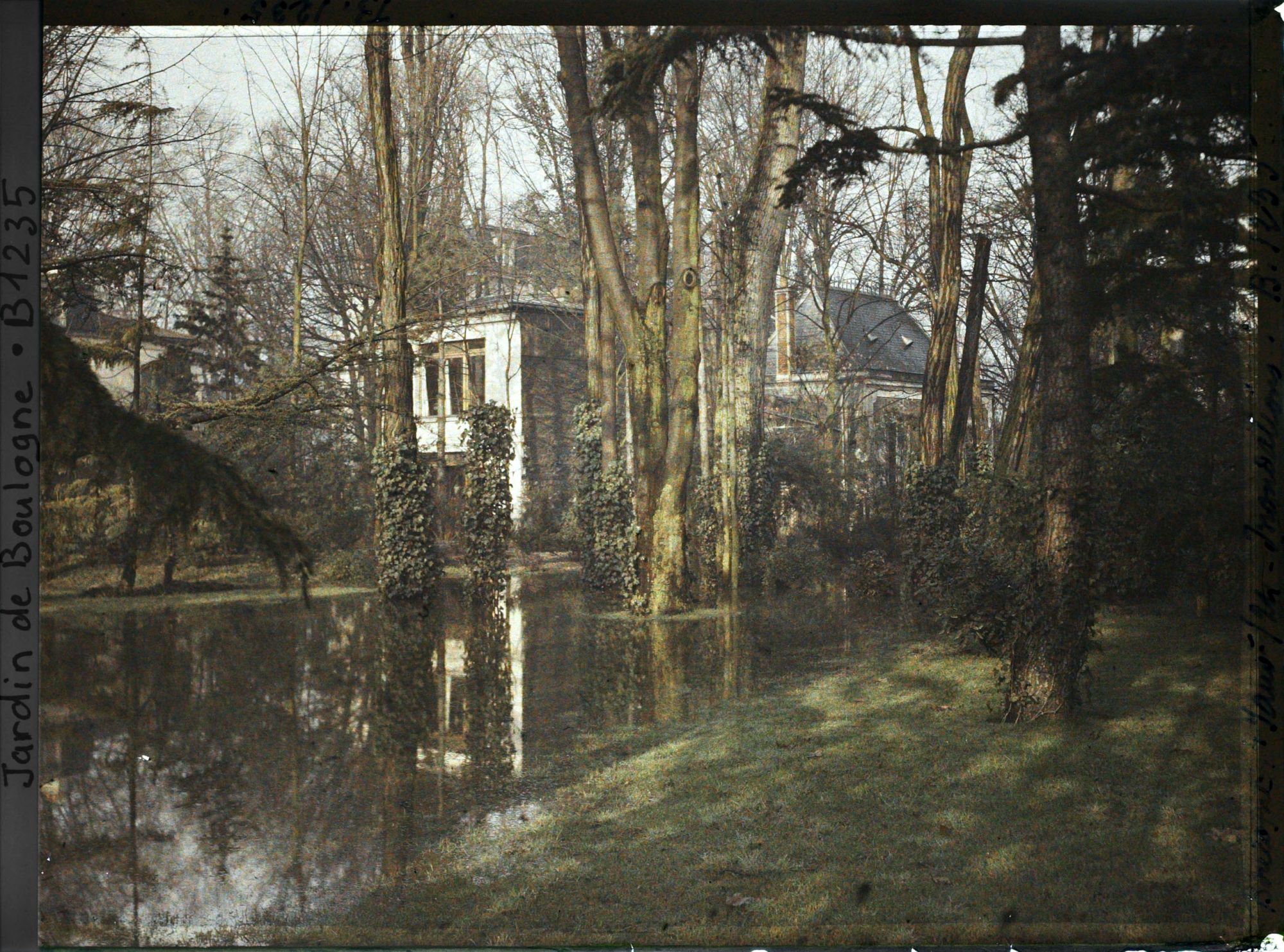 Image représentant La grande pelouse inondée près du laboratoire cinéma (vu du sud-est)