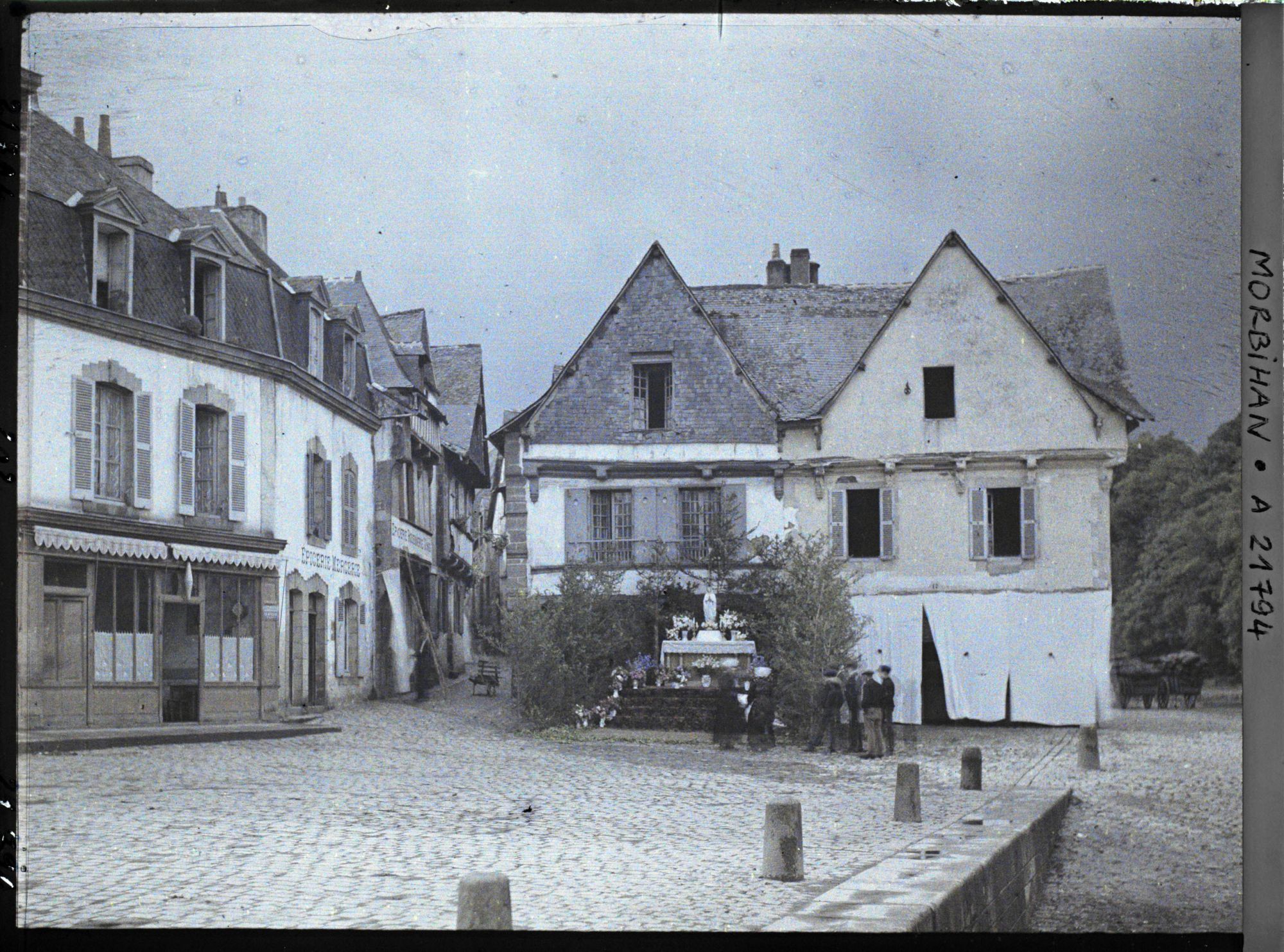 Image représentant Le port de Saint-Goustan avec le reposoir de la Fête-Dieu