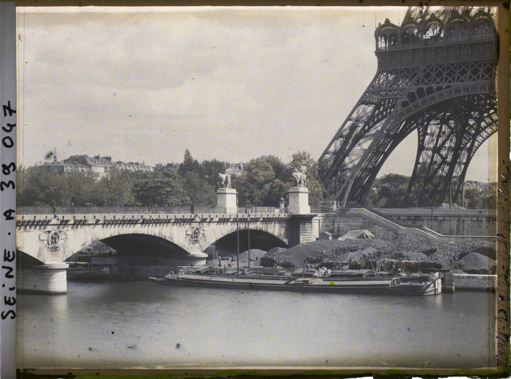 Image représentant Le pont d'Iéna et les pieds de la tour Eiffel