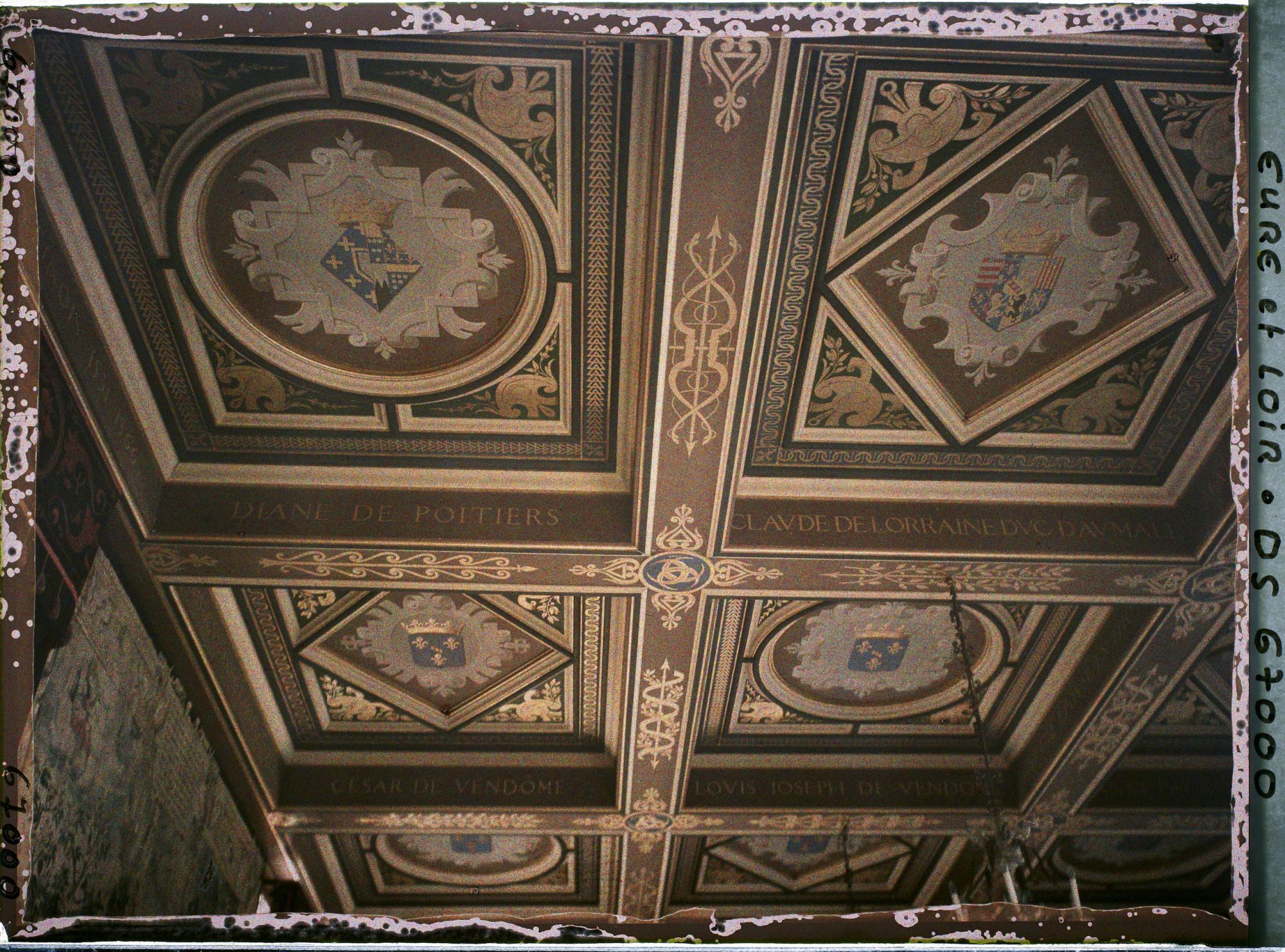 Image représentant Détail du décor des caissons du plafond de la salle des gardes du chateau