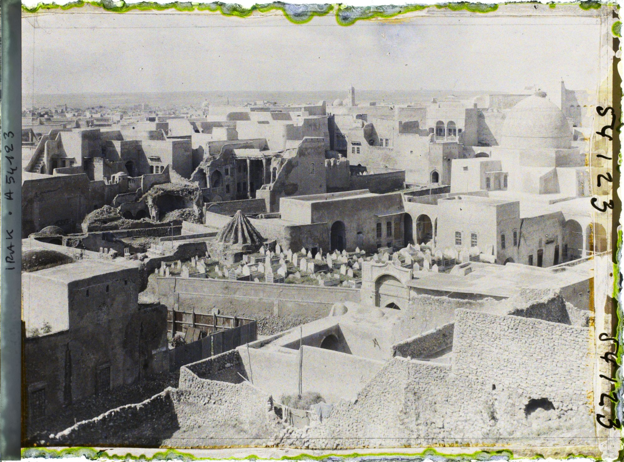 Image représentant Panorama de la ville ; au deuxième plan, un cimetière en terrasse