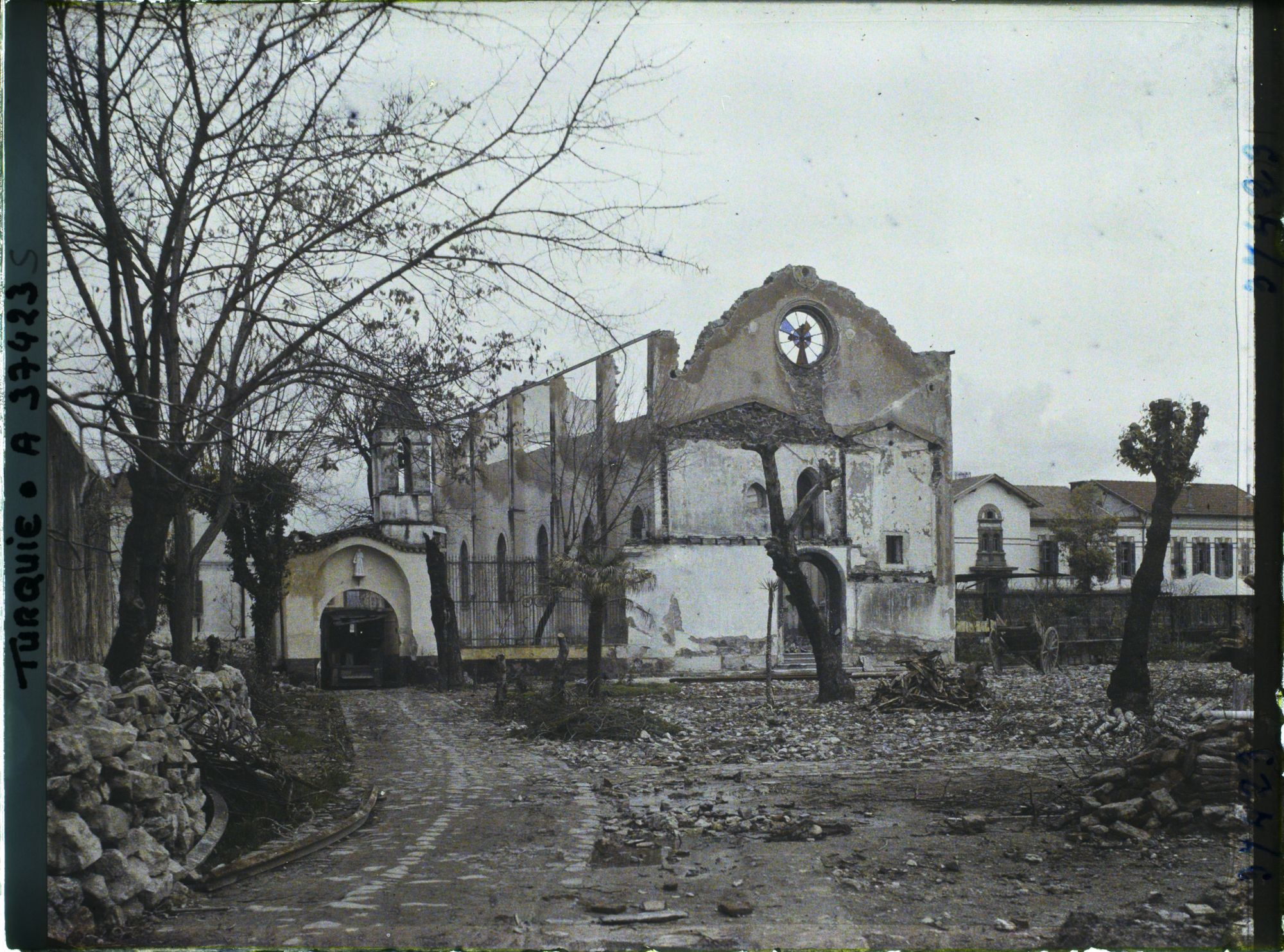 Image représentant Turquie, Smyrne, La Ville incendiée, Quartier italien Ruines de l'Eglise et de l'Hôpital Français