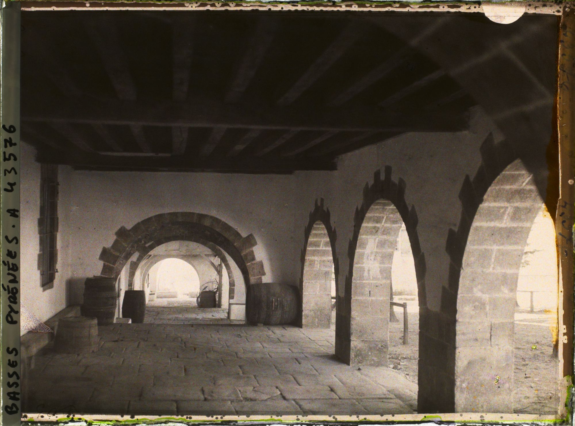 Image représentant France, La Bastide - Clairence, Sous les arceaux de la Place l'autre coté