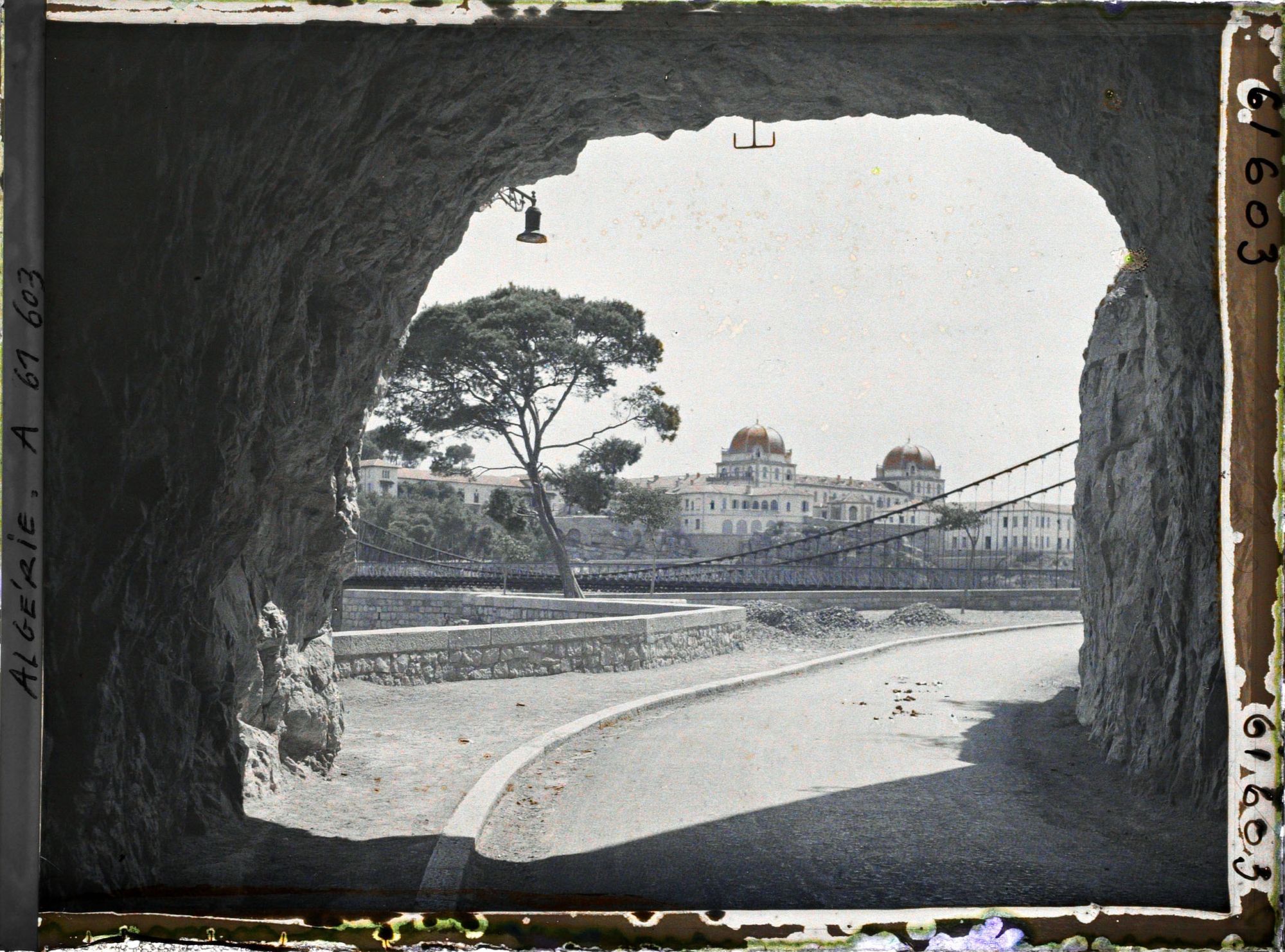 Image représentant Tunnel sur la route de l'Abîme avec au second plan le pont de Sidi M'Cid et l'hôpital civil