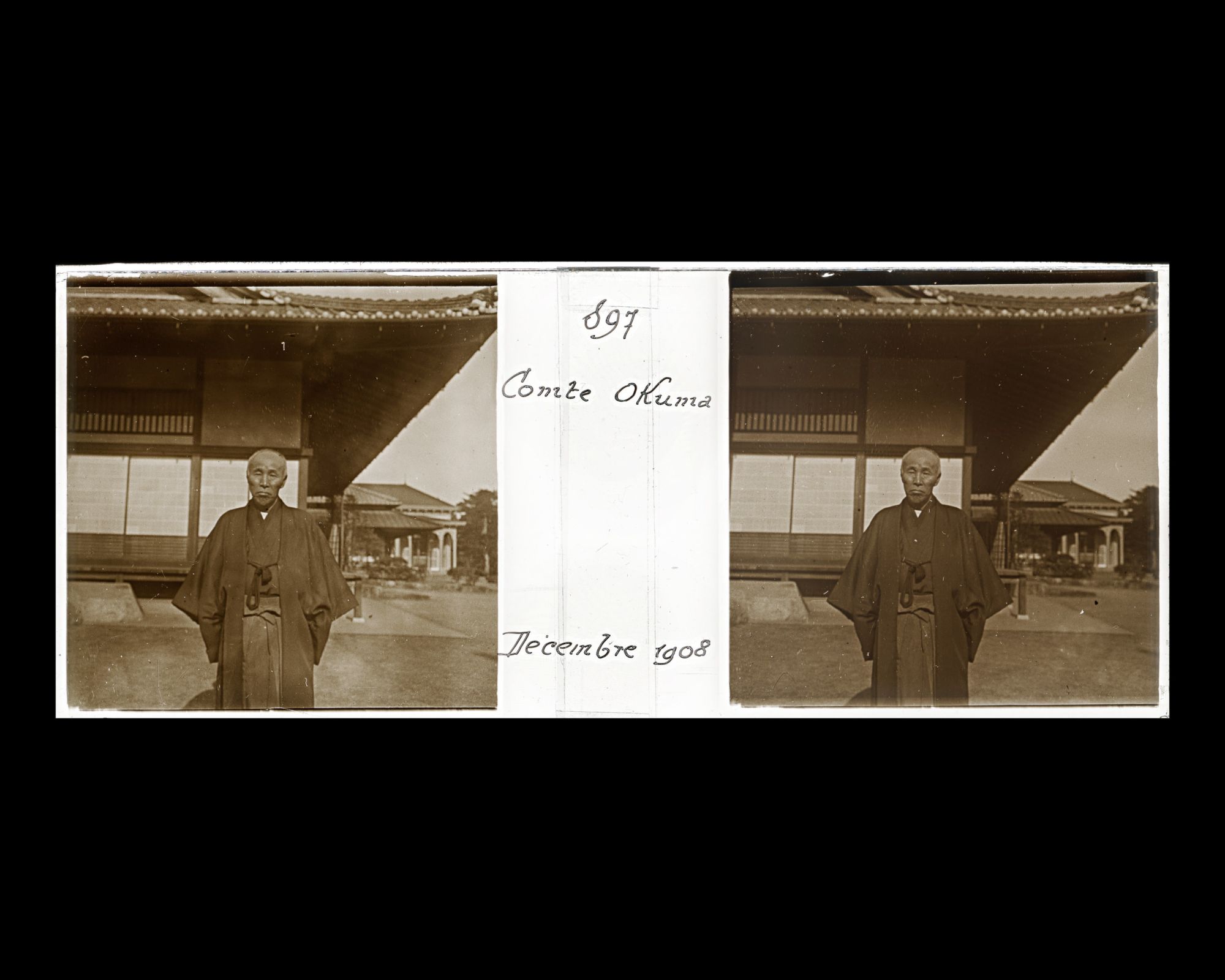 Image représentant Le comte Okuma posant devant sa résidence