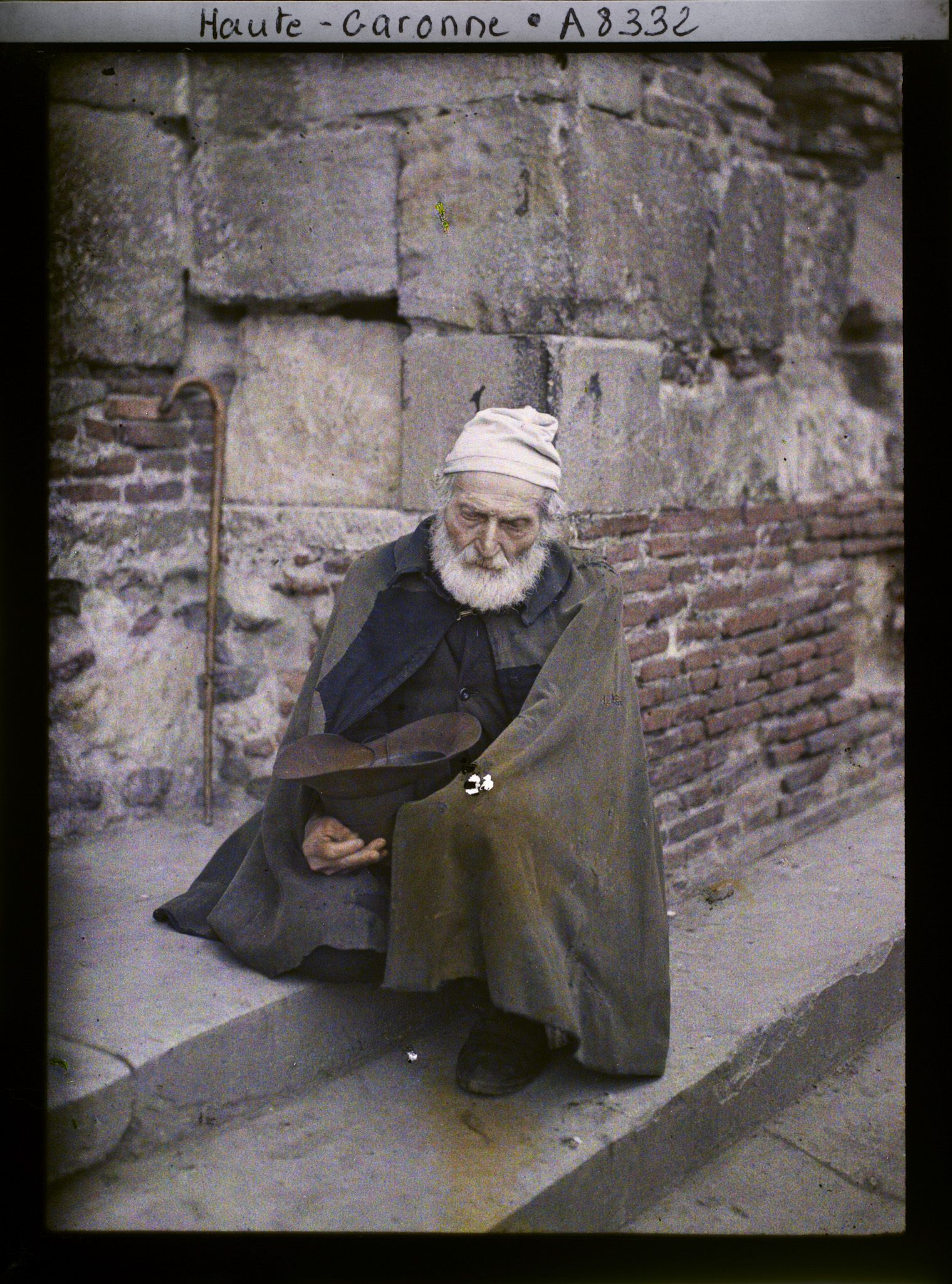 Image représentant Un vieillard faisant la quête sur les marches de la basilique Saint-Sernin