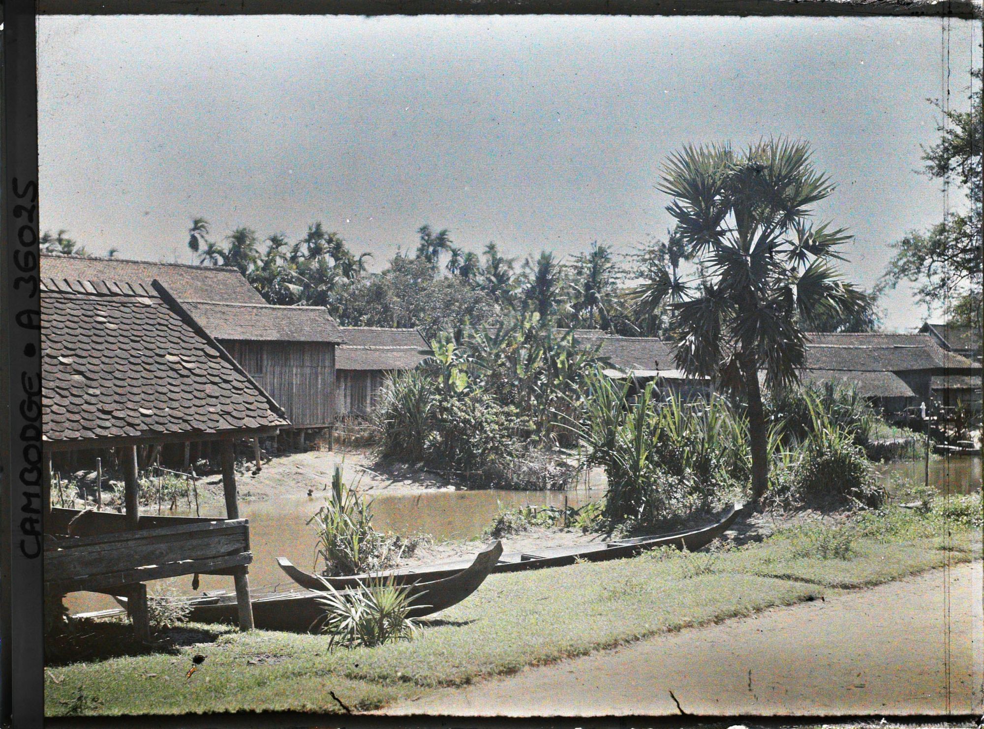 Image représentant Des habitations au bord du Stu'ng Siem Reap, tournant le dos à la rivière pour se conformer à des données astrologiques