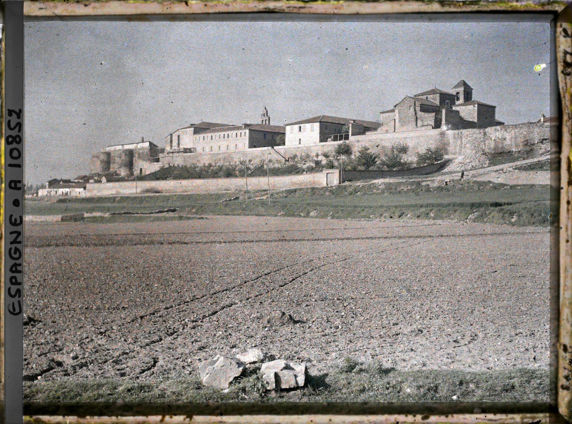 Image représentant Espagne, Astorga, Les murailles vues de l'Est, avec l'Eglise St Bartolo, et à la g., plus loin, le Couvent Sn Francisco.