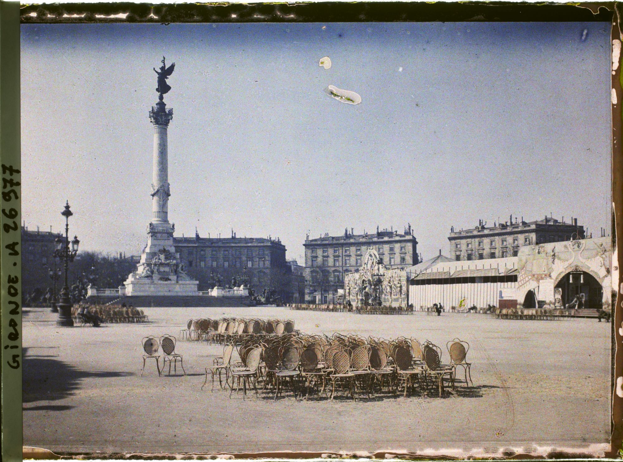 Image représentant Monument aux Girondins, place des Quinconces ; au deuxième plan des baraques de fête foraine