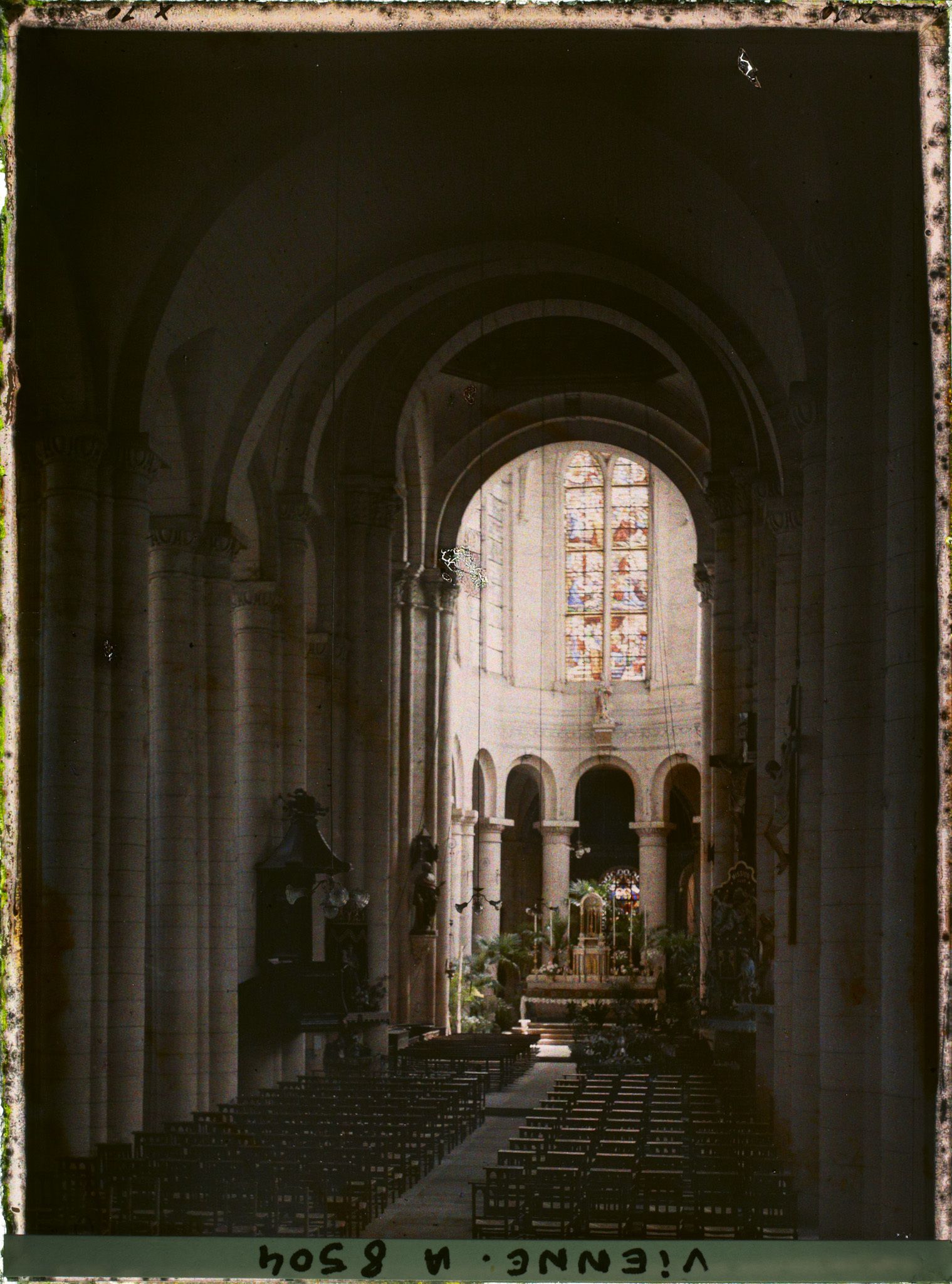 Image représentant La nef de l'église Saint-Jean de Montierneuf